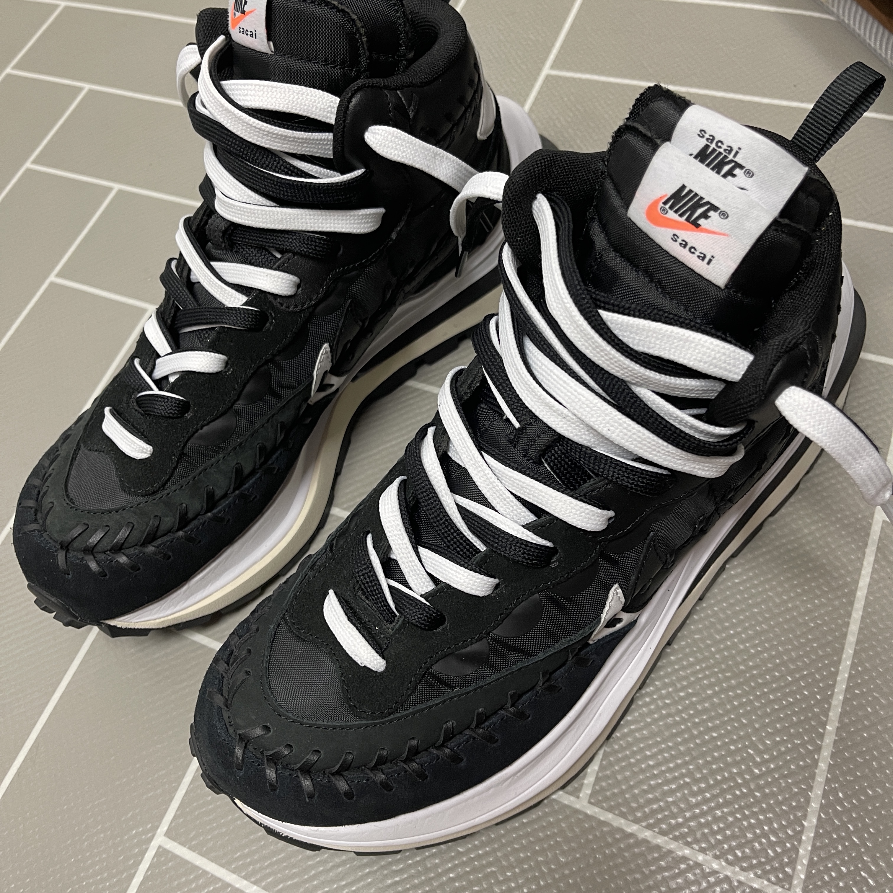 Nike x Sacai x Jean Paul Gaultier VaporWaffle Black White 착용 스타일 - 2