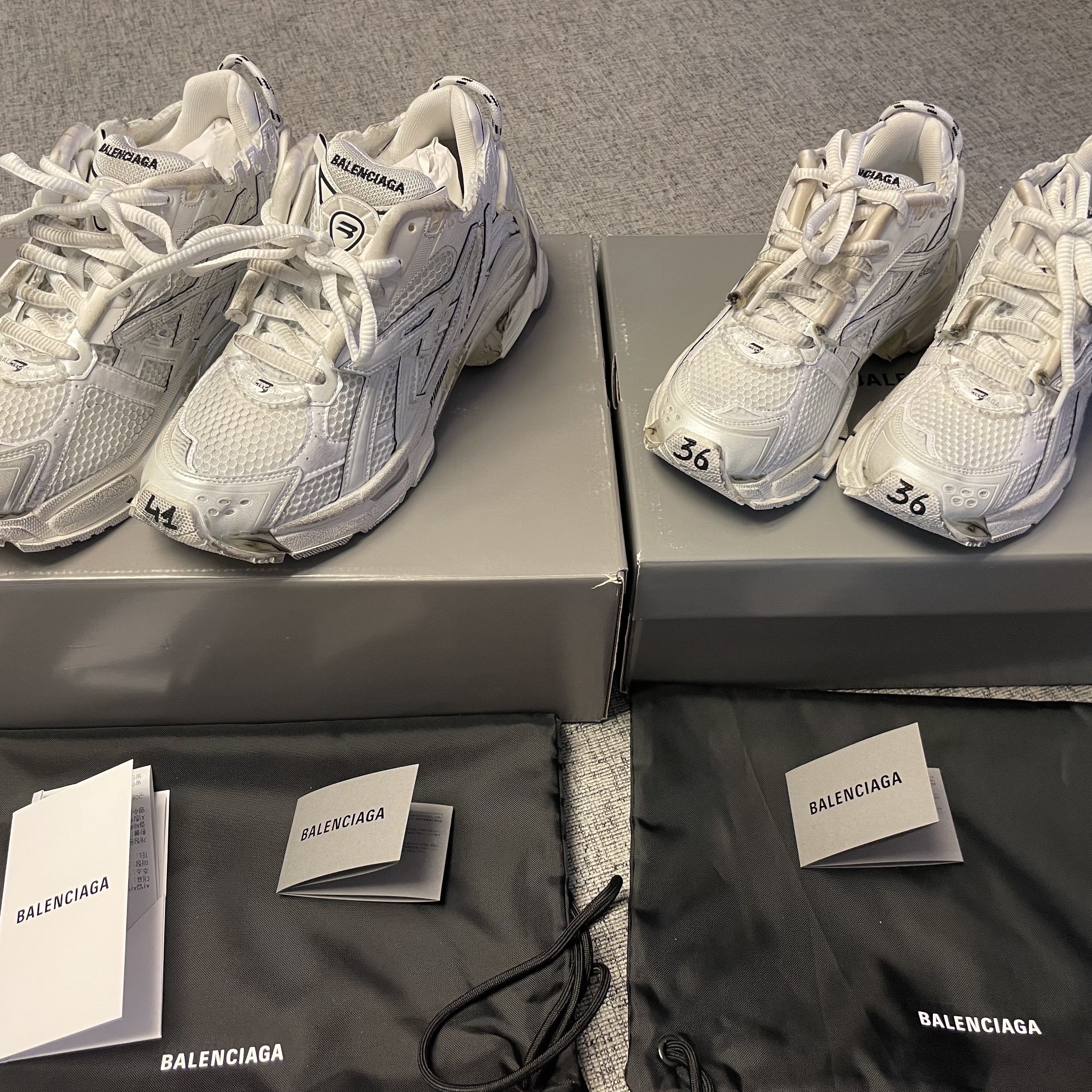 Balenciaga Runner Sneakers White 착용 스타일 - 1