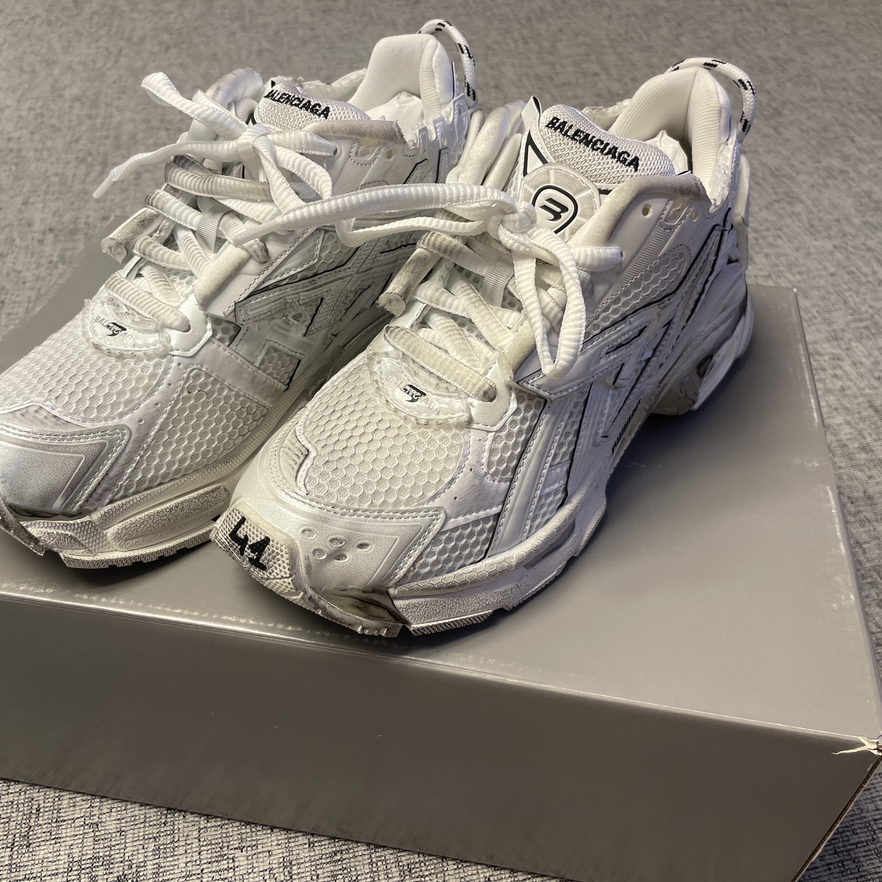Balenciaga Runner Sneakers White 착용 스타일 - 2