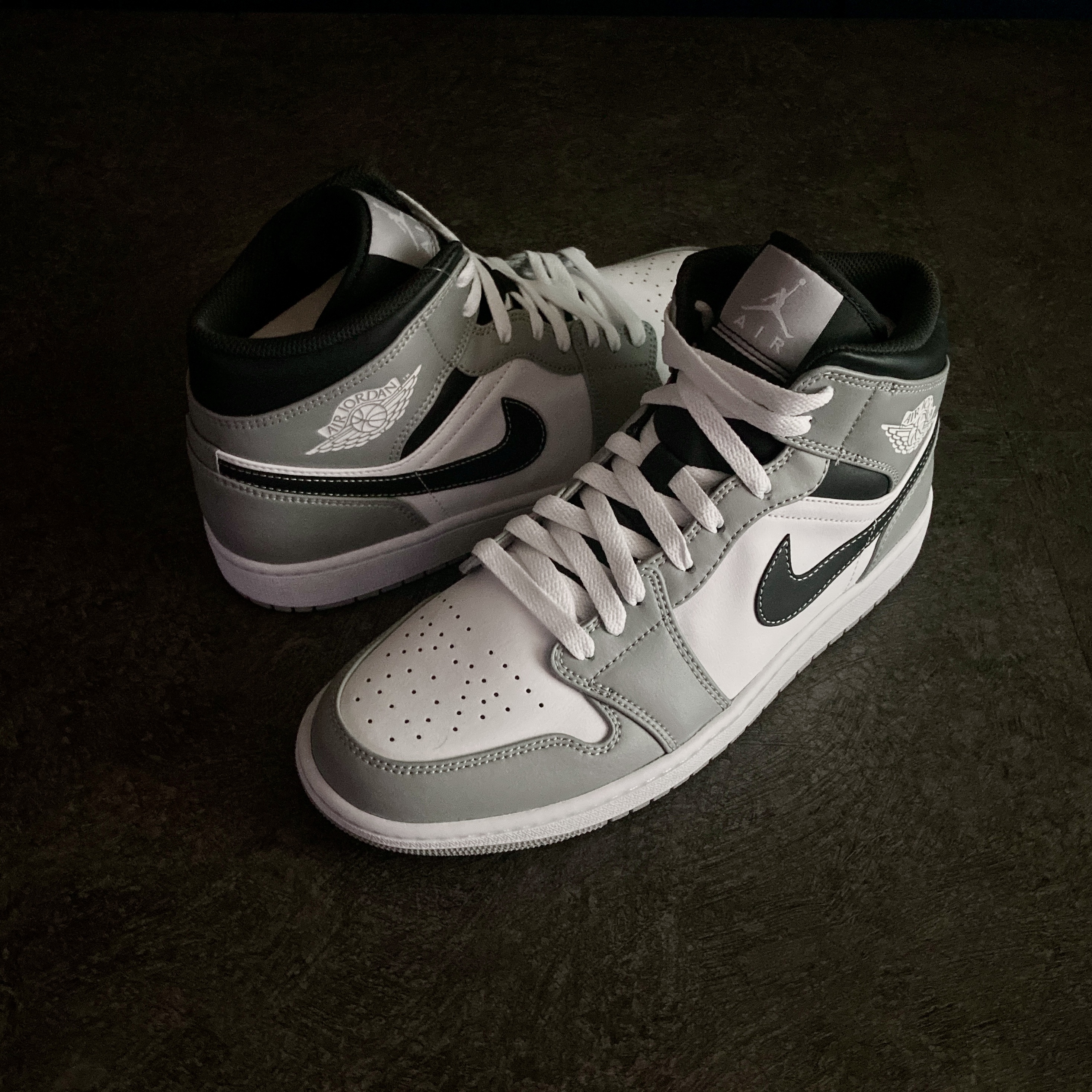 Jordan 1 Mid Light Smoke Grey Anthracite 착용 스타일 - 5