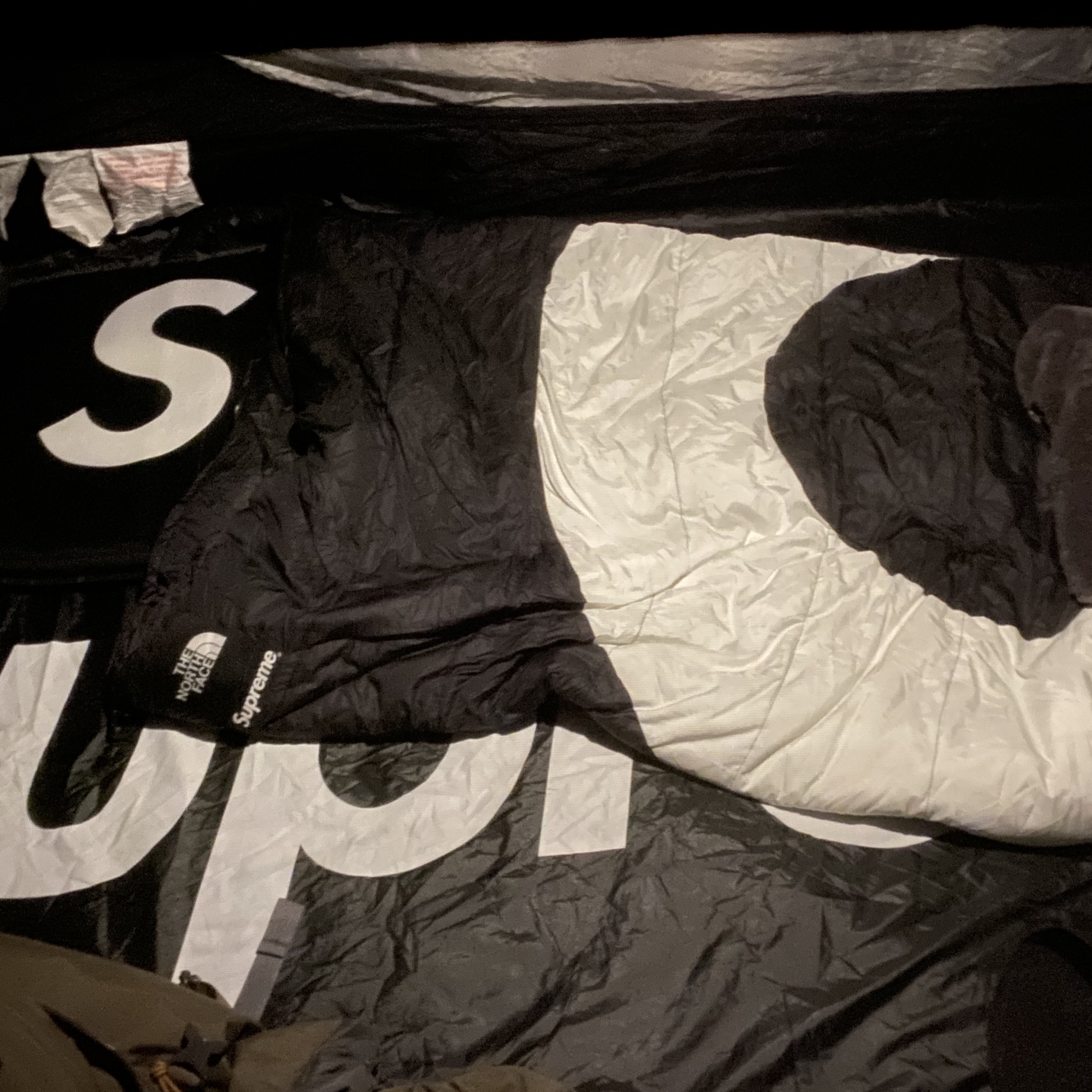 Supreme x Sea to Summit Self Inflating Sleeping Mat Black - 21SS, Supreme x The North Face S Logo Dolomite 3S-20° Sleeping Bag Black - 20FW 착용 스타일