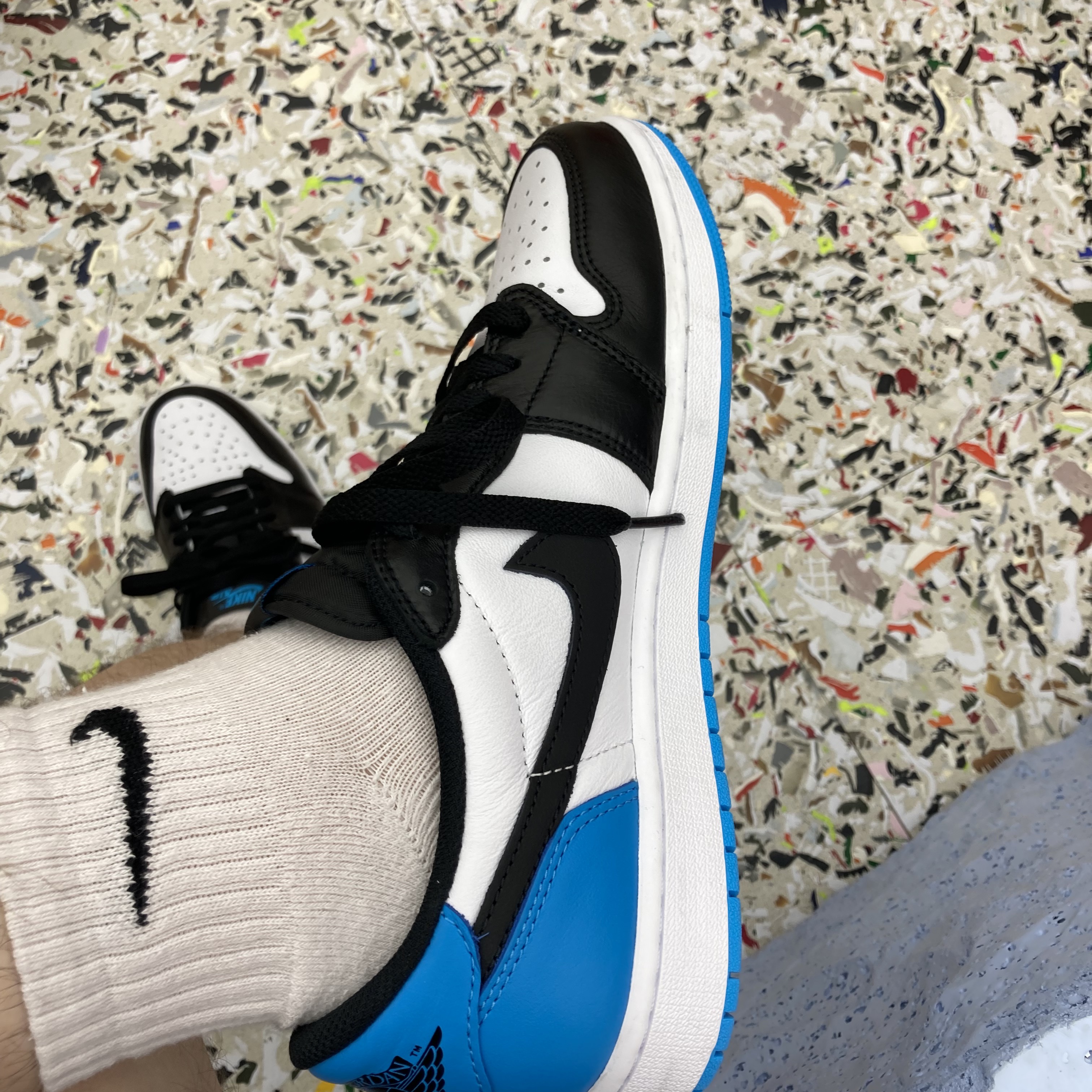 Jordan 1 Retro Low OG Black and Dark Powder Blue 착용 스타일