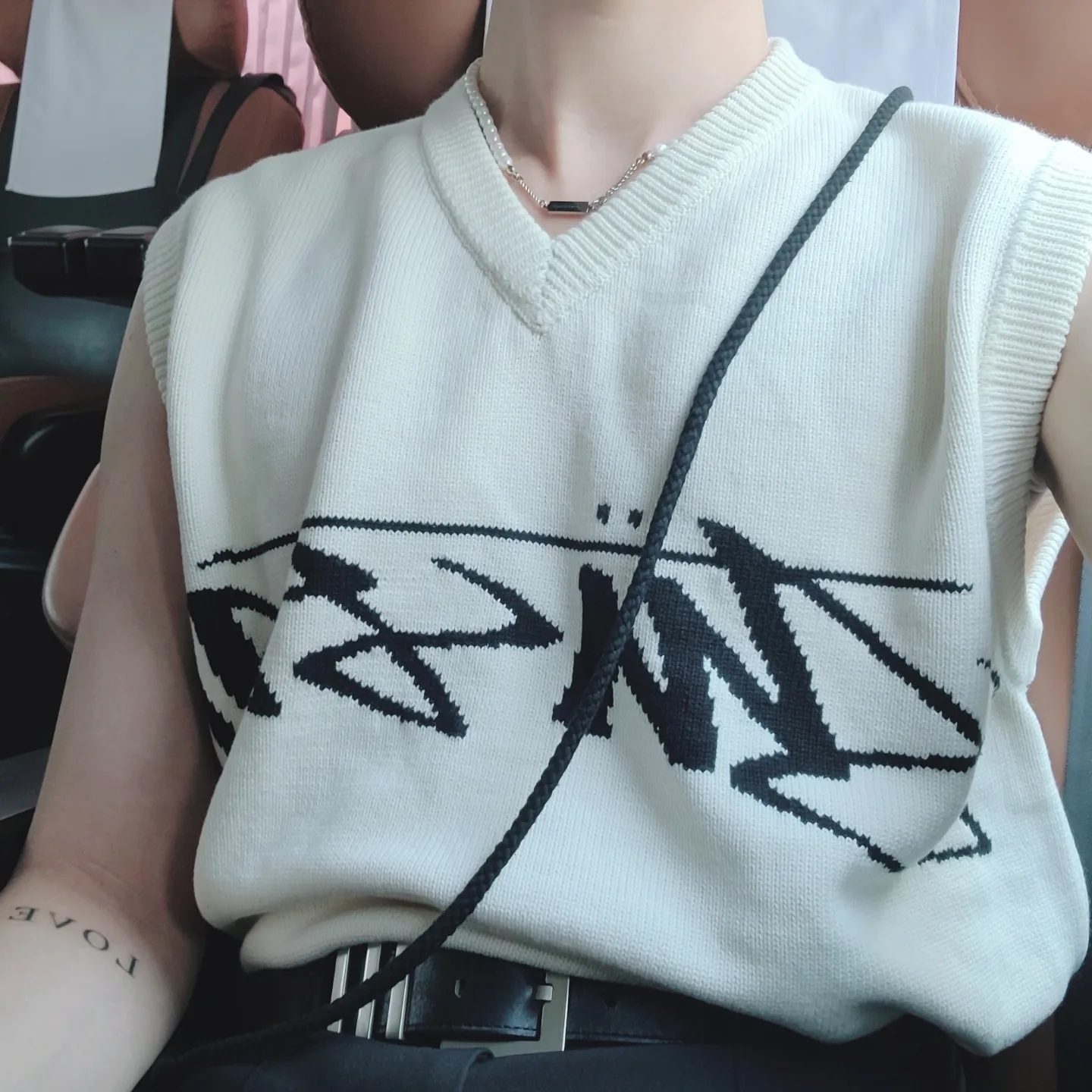 Stussy Sweater Vest Natural, Jordan 1 Retro High Shattered Backboard 3.0 착용 스타일 - 1