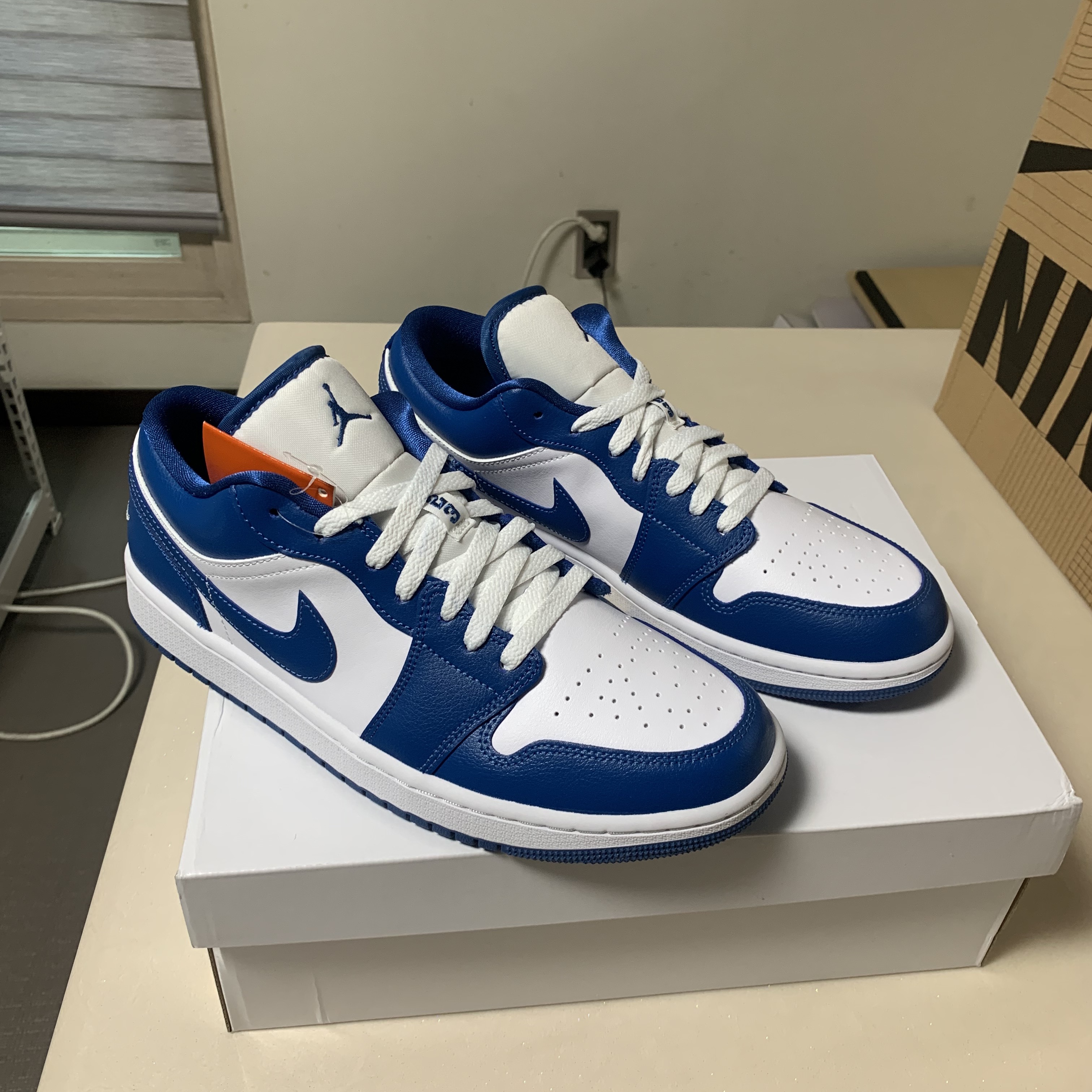(W) Jordan 1 Low White Dark Marina Blue 착용 스타일 - 2