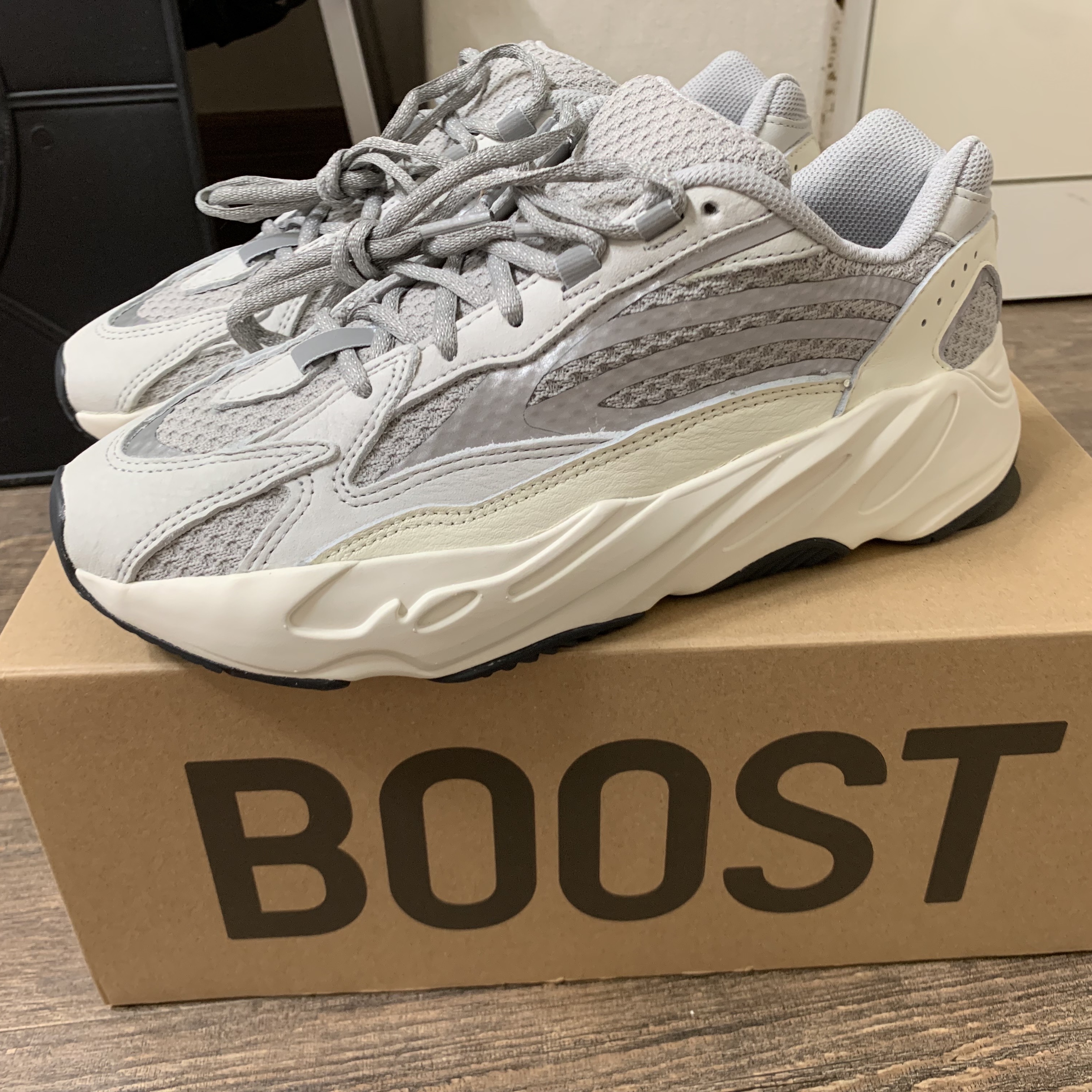 Adidas Yeezy Boost 700 V2 Static 2022 착용 스타일 - 1