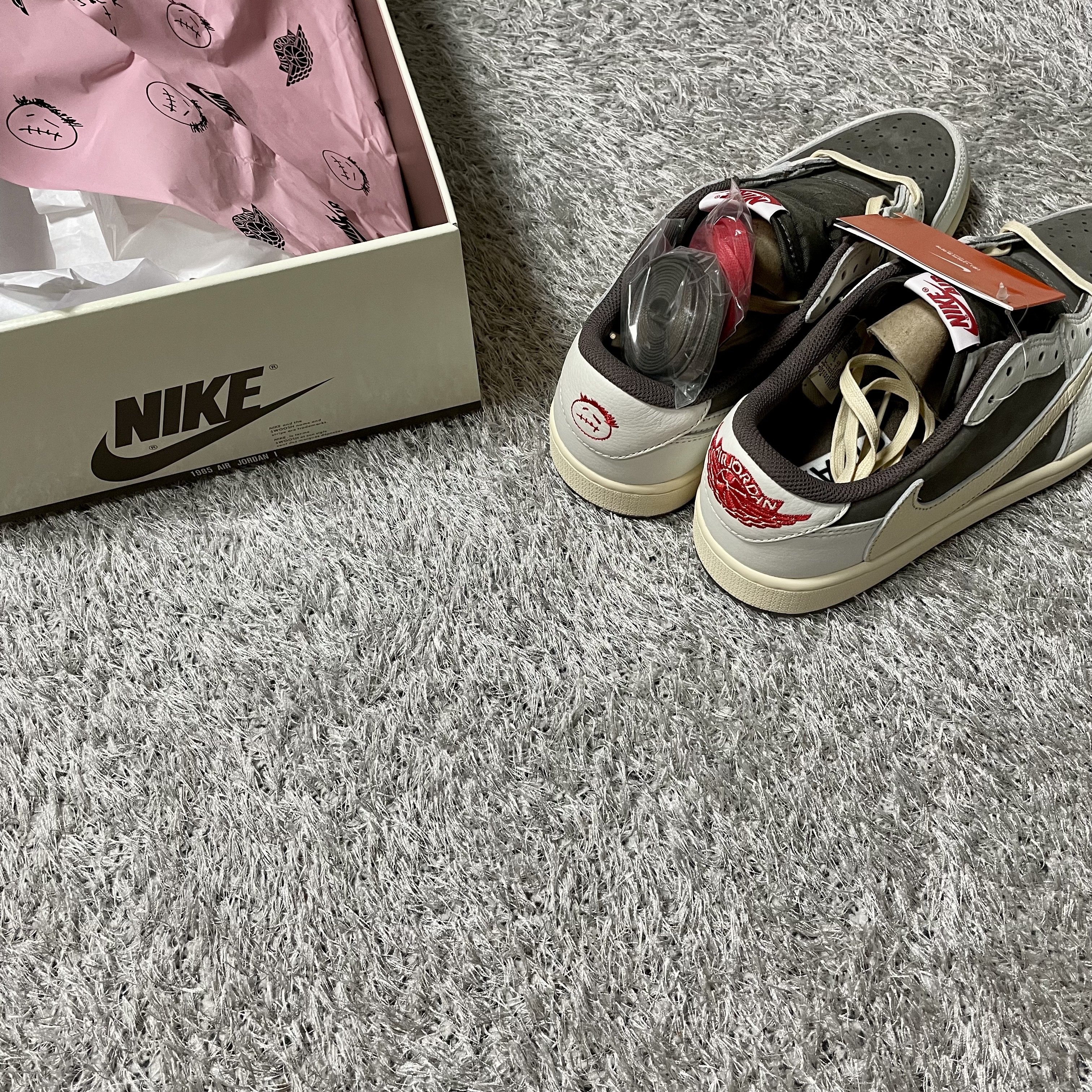 Jordan 1 x Travis Scott Retro Low OG SP Sail and Ridgerock 착용 스타일