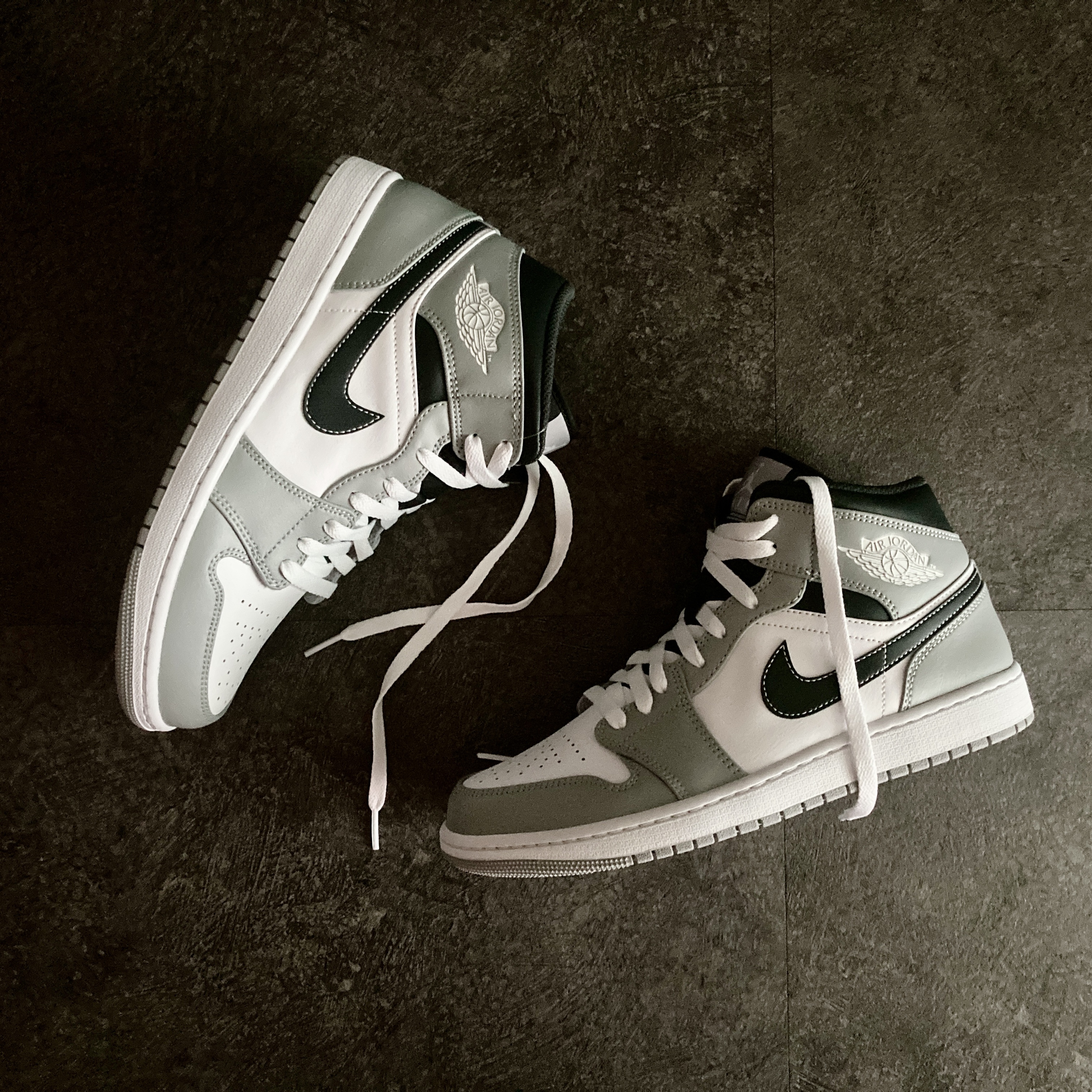 Jordan 1 Mid Light Smoke Grey Anthracite 착용 스타일 - 3