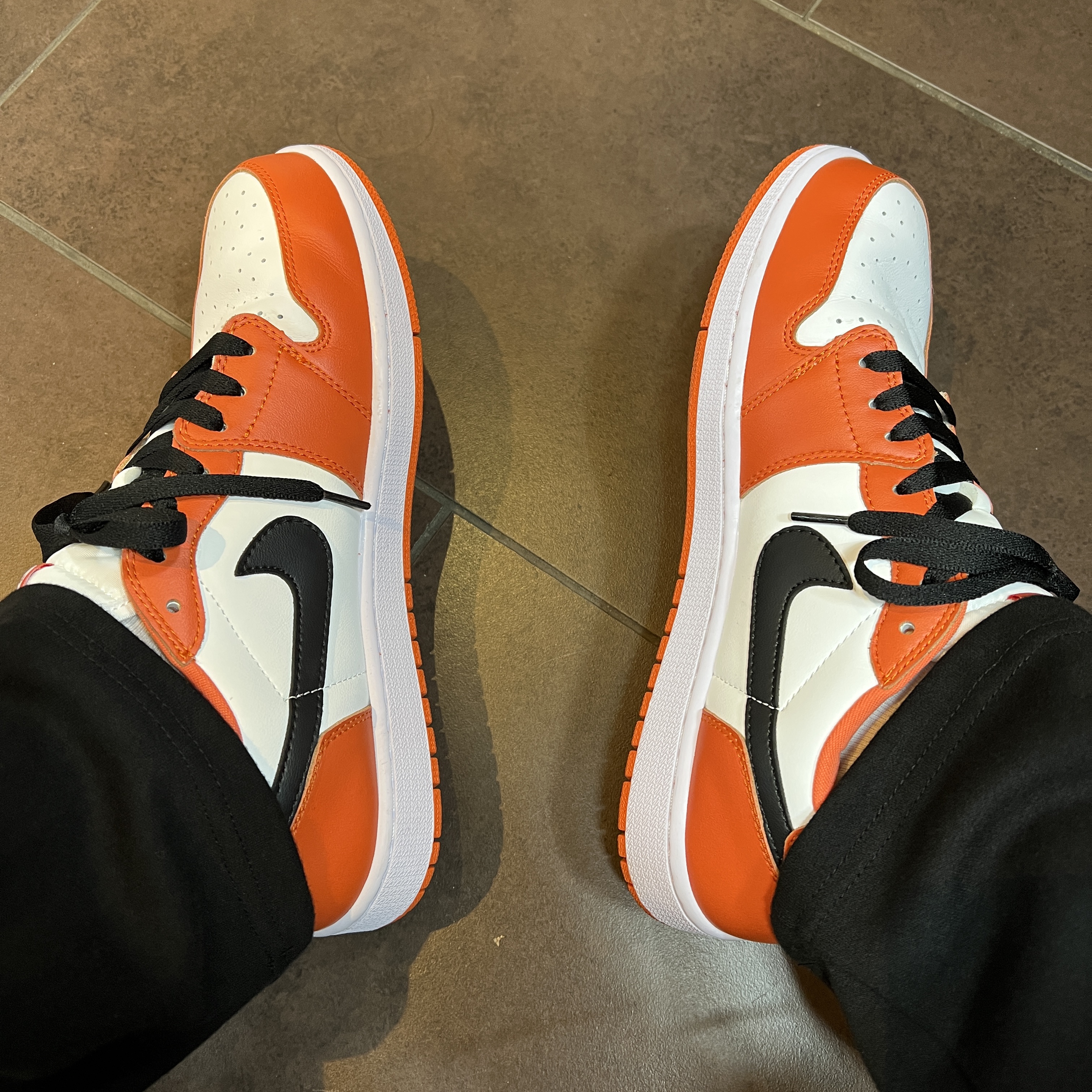 Jordan 1 Low OG Starfish ์ฐฉ์ฉ ์คํ์ผ - 1