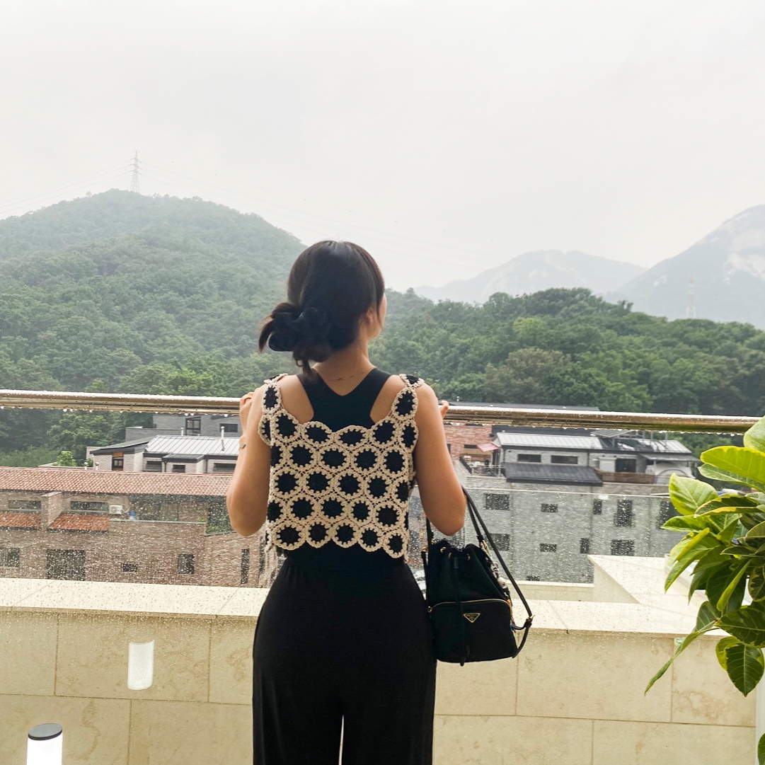 Prada Duet Re-Nylon Shoulder Bag Black Gold, (W) Bottega Veneta Lido Flat Sandal Sea Salt 착용 스타일 - 3