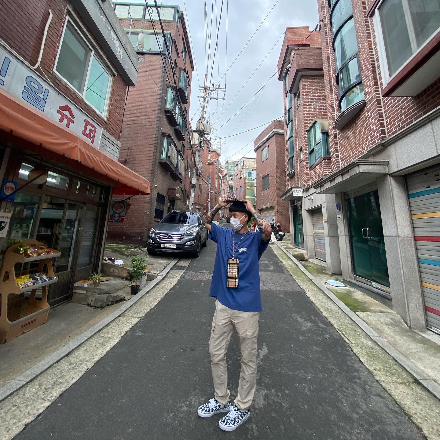 Stussy Withered Flower T-Shirt Midnight 착용 스타일 - 2