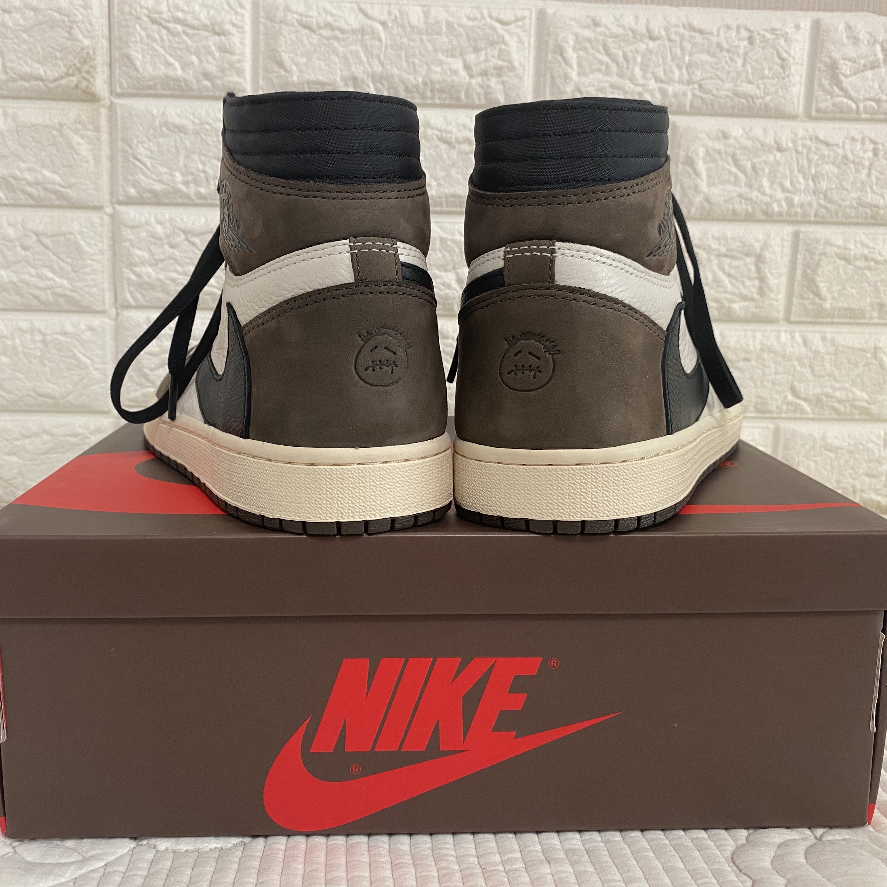 Jordan 1 x Travis Scott Retro High OG SP Mocha 착용 스타일 - 3