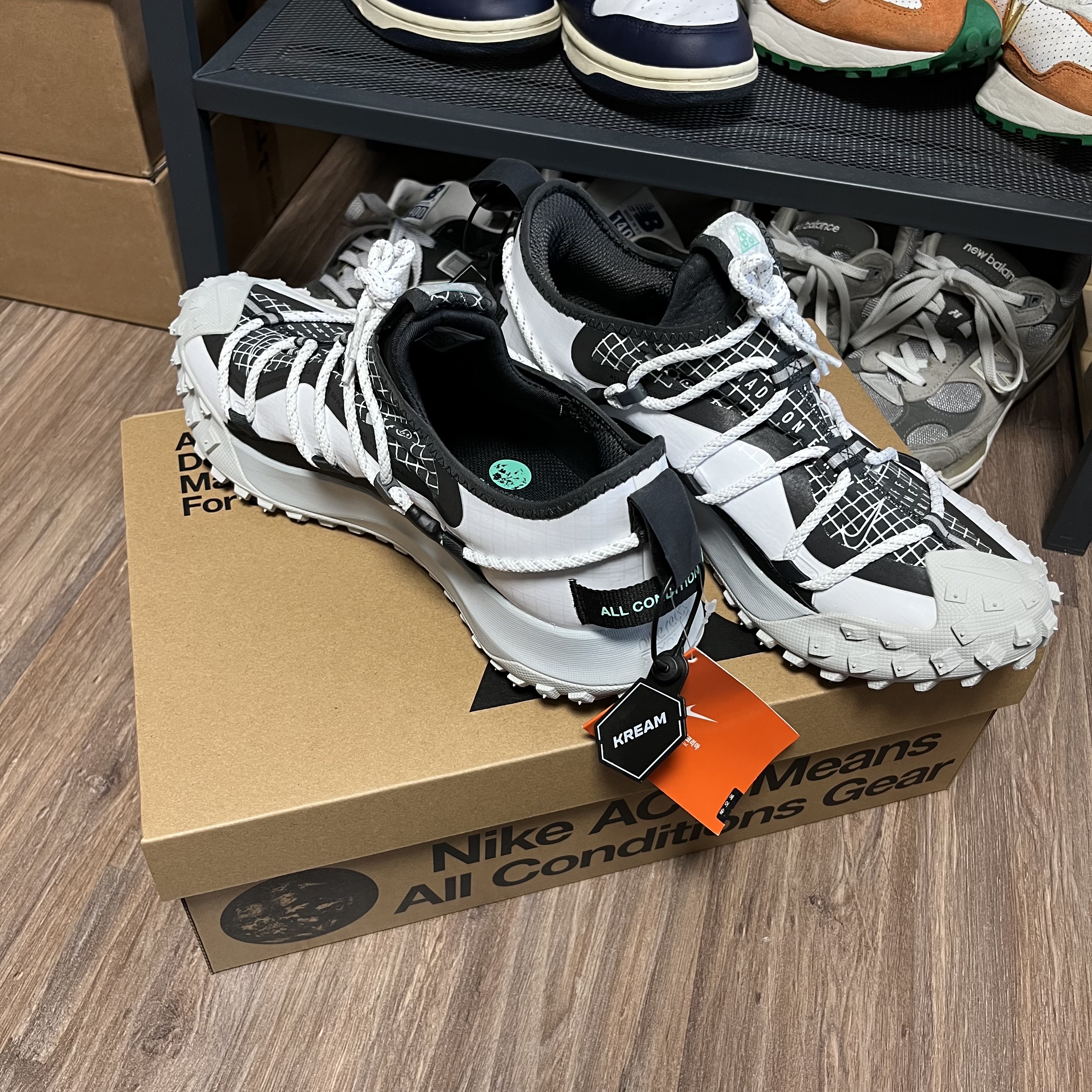 Nike ACG Mountain Fly Low SE White and Black 착용 스타일 - 2