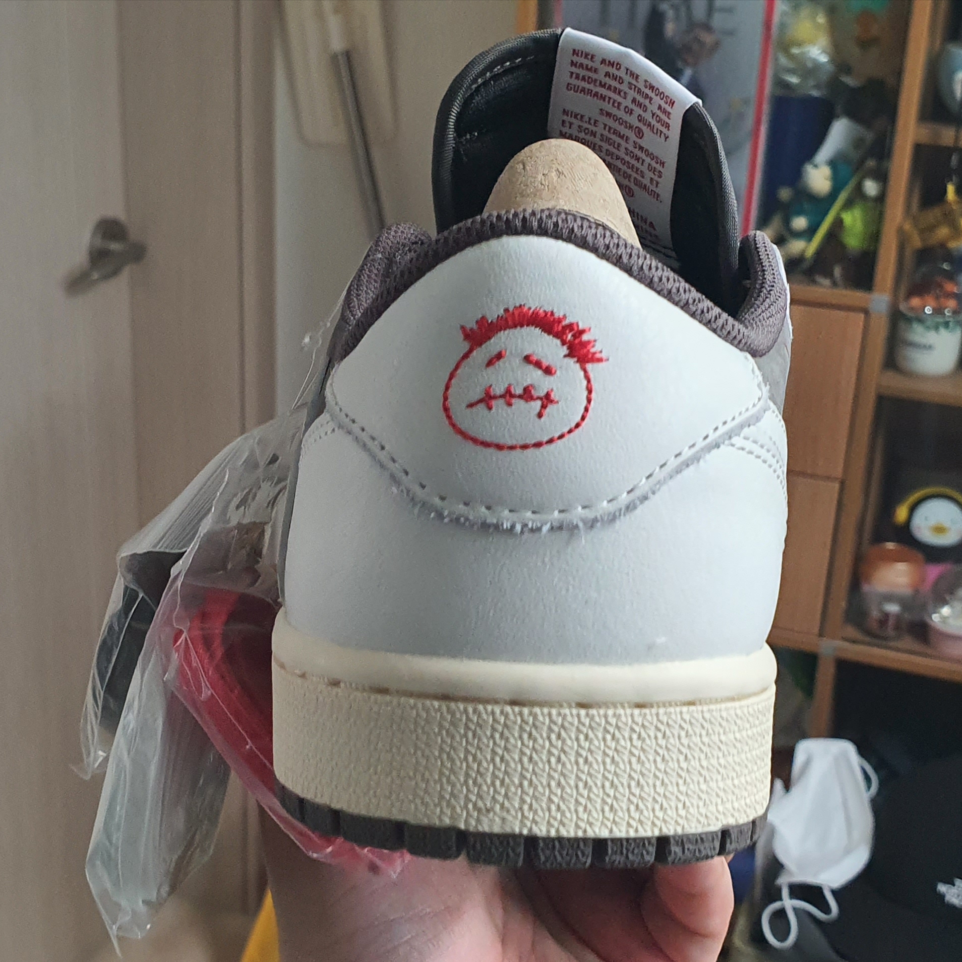Jordan 1 x Travis Scott Retro Low OG SP Sail and Ridgerock 착용 스타일 - 3