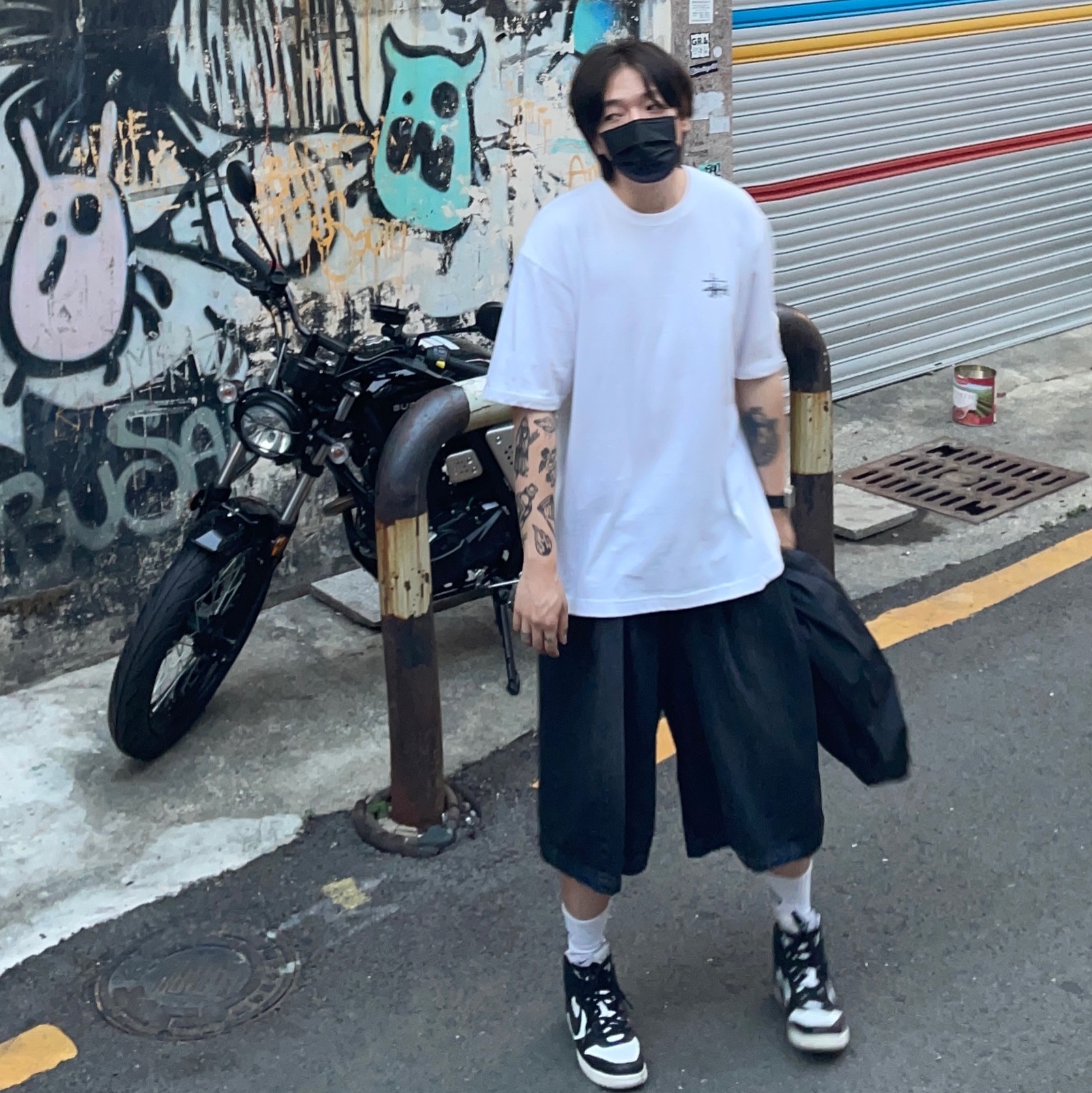 Stussy Basic Stussy T-Shirt White 2022, Nike x Ambush Dunk High Black 착용 스타일