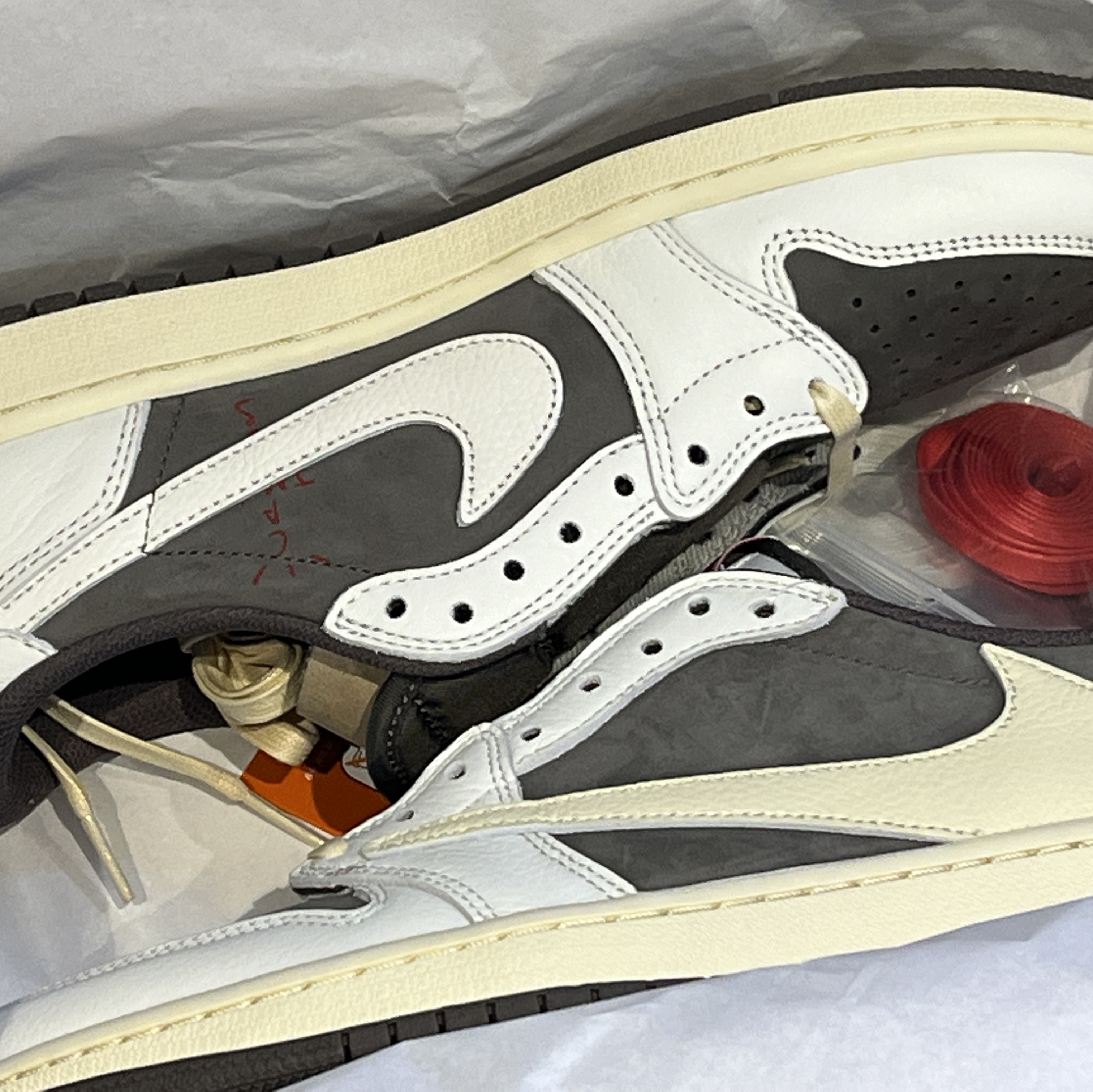 Jordan 1 x Travis Scott Retro Low OG SP Sail and Ridgerock 착용 스타일 - 2
