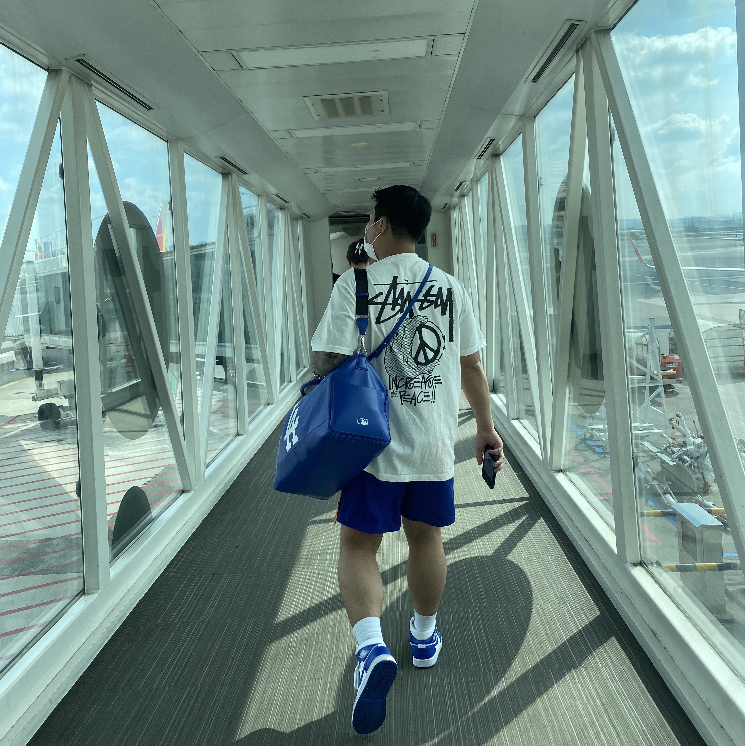 (W) Jordan 1 Mid White Hyper Royal, Stussy Peace Hand Pigment dyed T-Shirt Natural 착용 스타일