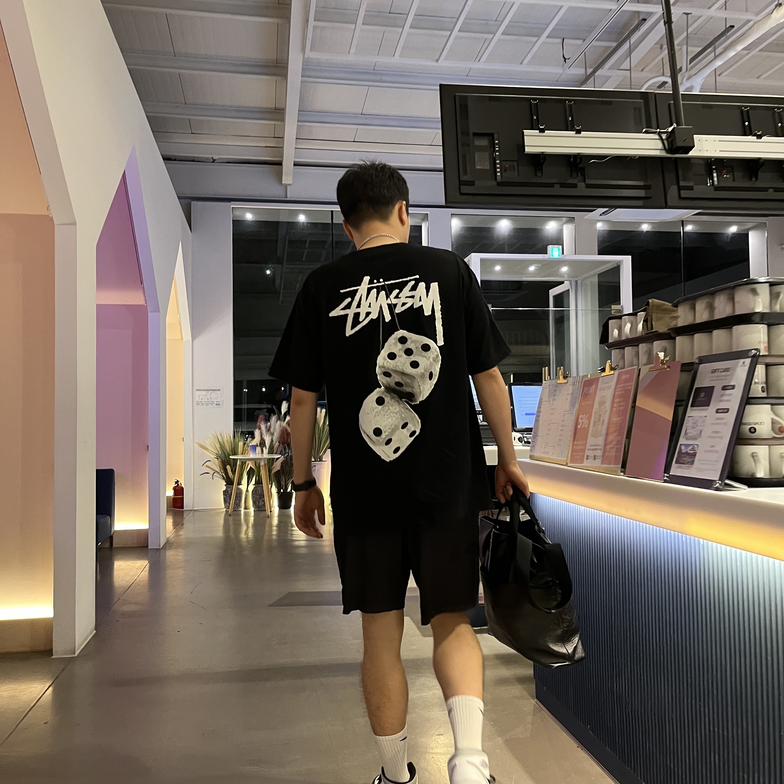 Stussy Fuzzy Dice T-Shirt Black, Jordan 1 Mid White Shadow 착용 스타일 - 1