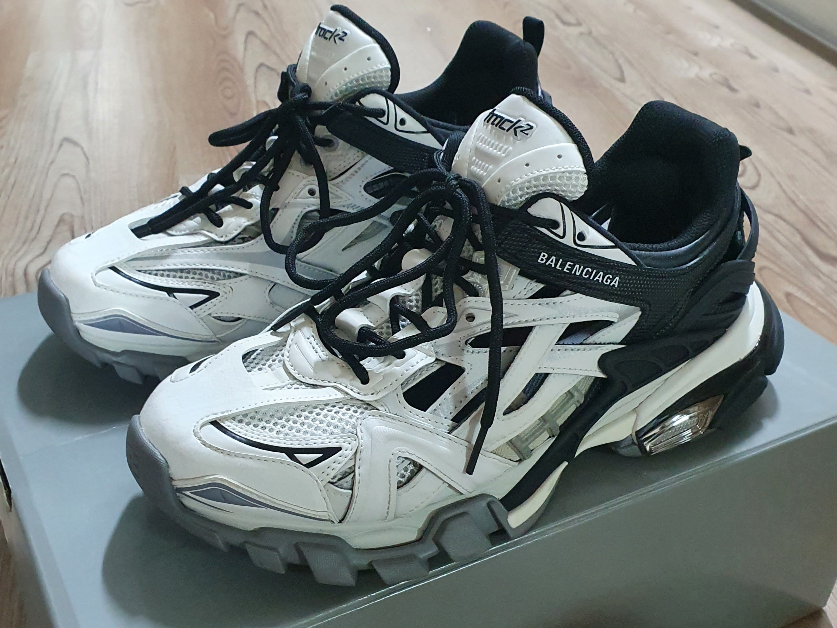 Balenciaga Track.2 Sneakers Black White 착용 스타일 - 2