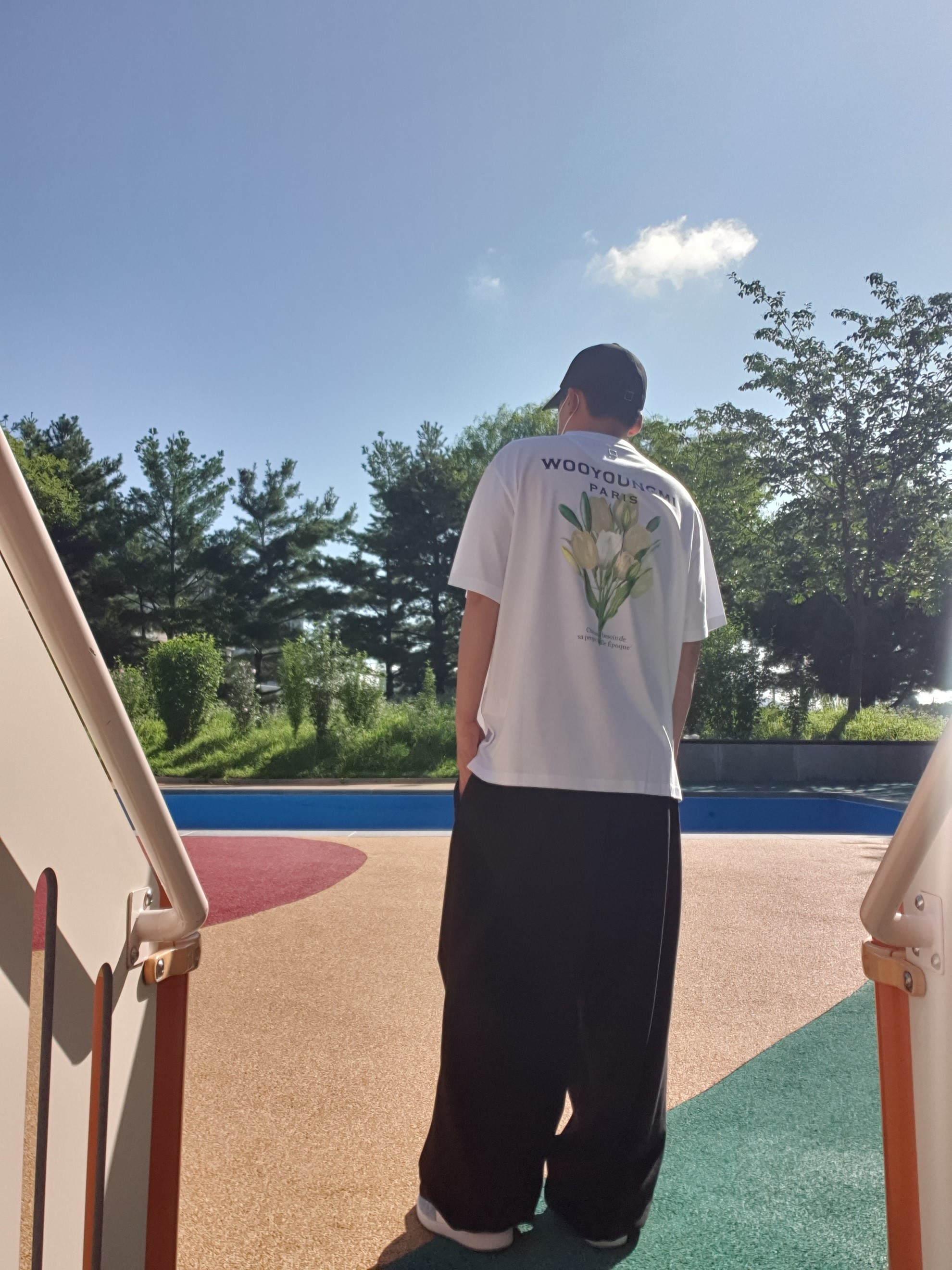 Wooyoungmi White Embroidered Logo Ball Cap Black, Wooyoungmi Flower Print Back Logo T-Shirt White - 22SS 착용 스타일 - 3
