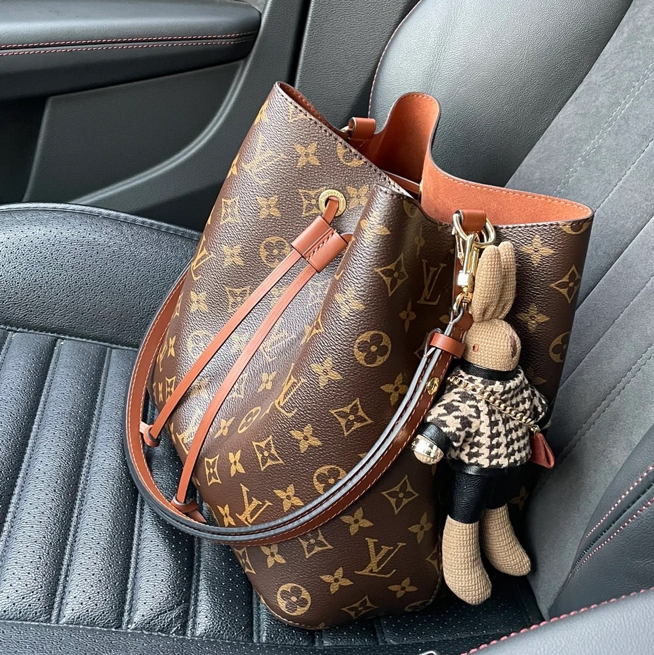 Louis Vuitton Neonoe MM Monogram Caramel 착용 스타일 - 1