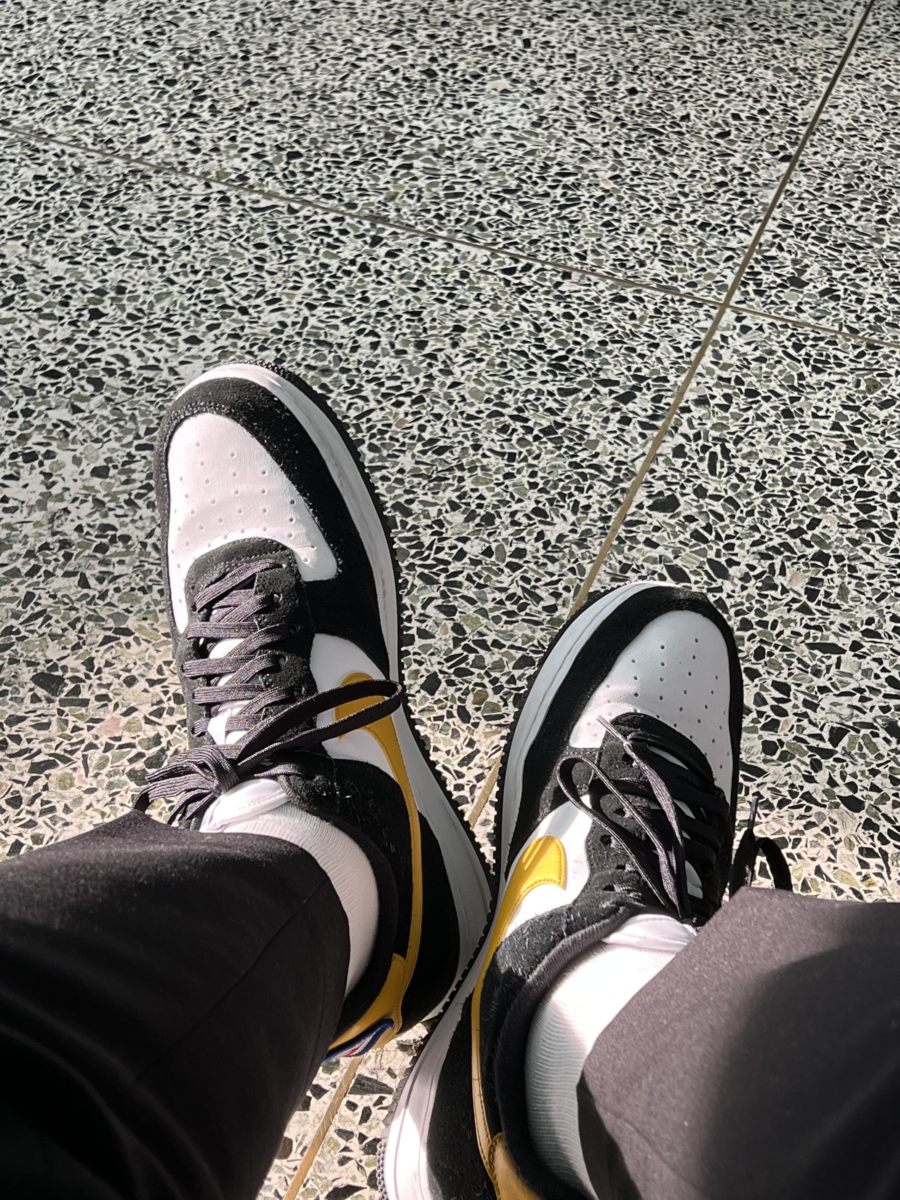 Nike Air Force 1 '07 LV8 Athletic Club Black Dark Sulfur 착용 스타일 - 4