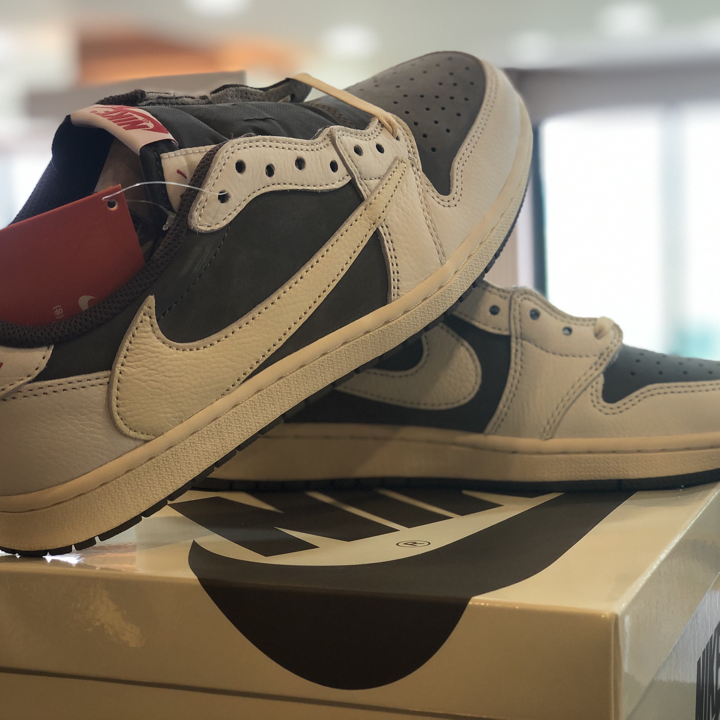 Jordan 1 x Travis Scott Retro Low OG SP Sail and Ridgerock 착용 스타일 - 5