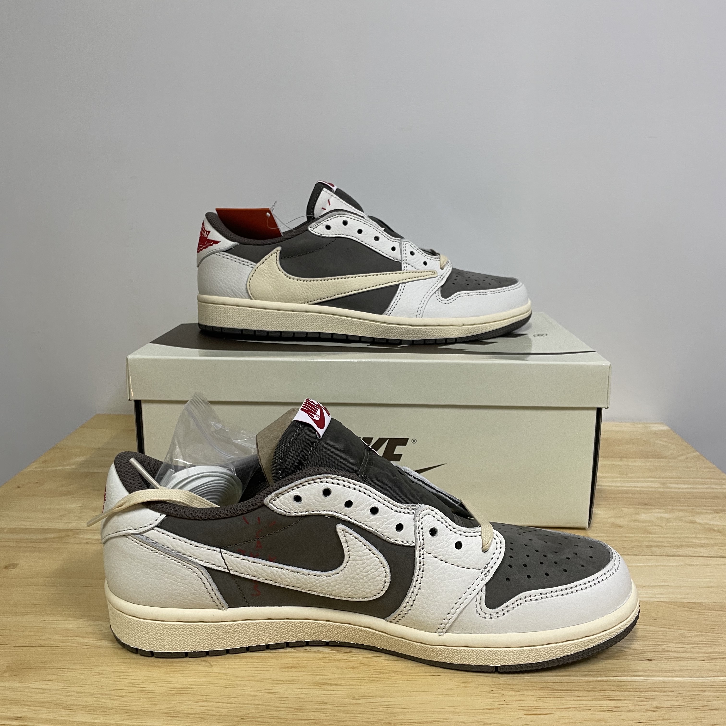 Jordan 1 x Travis Scott Retro Low OG SP Sail and Ridgerock 착용 스타일 - 2