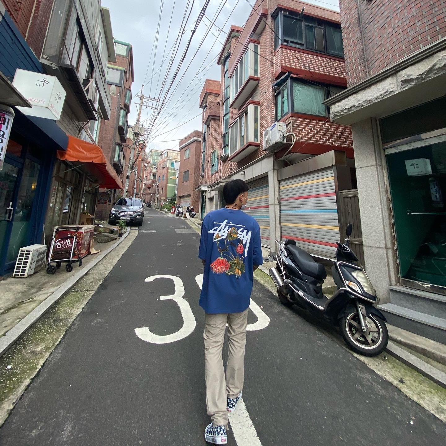 Stussy Withered Flower T-Shirt Midnight 착용 스타일 - 3