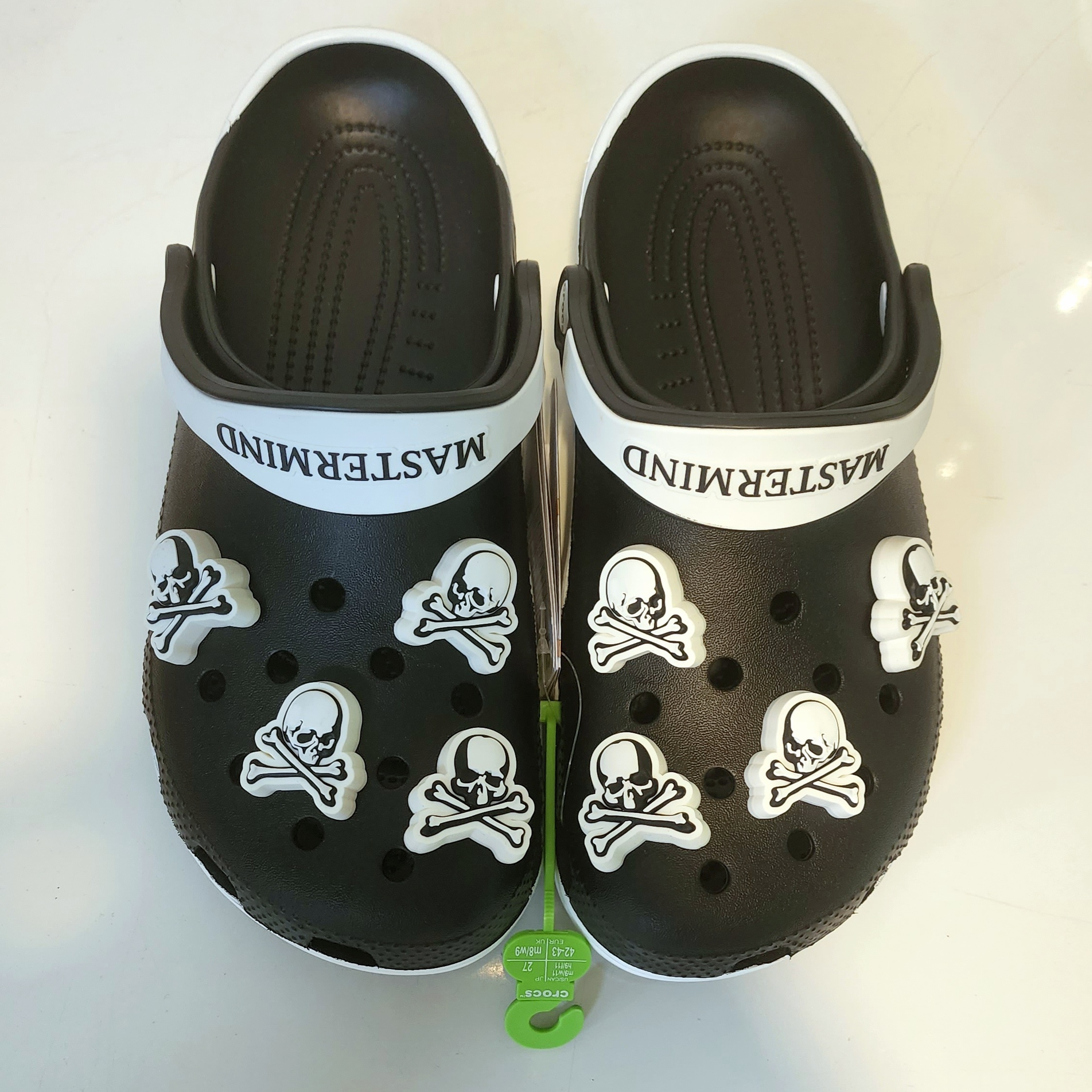 Crocs x Mastermind Classic Clog Black White 착용 스타일 - 3