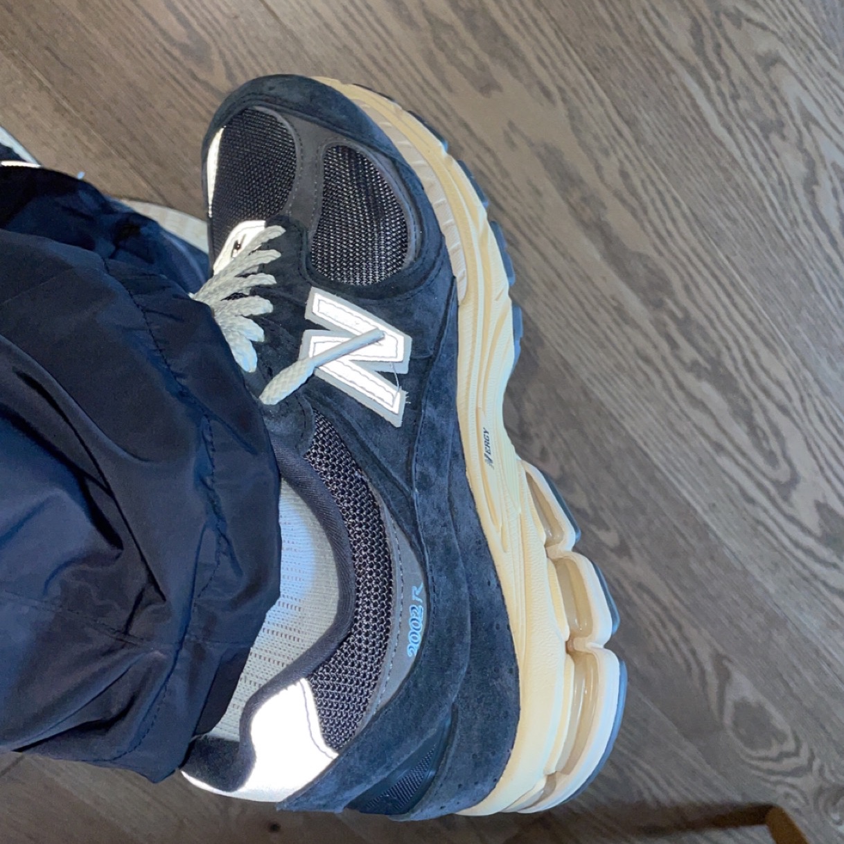 New Balance 2002R Special Vintage Black Grey 착용 스타일 - 3