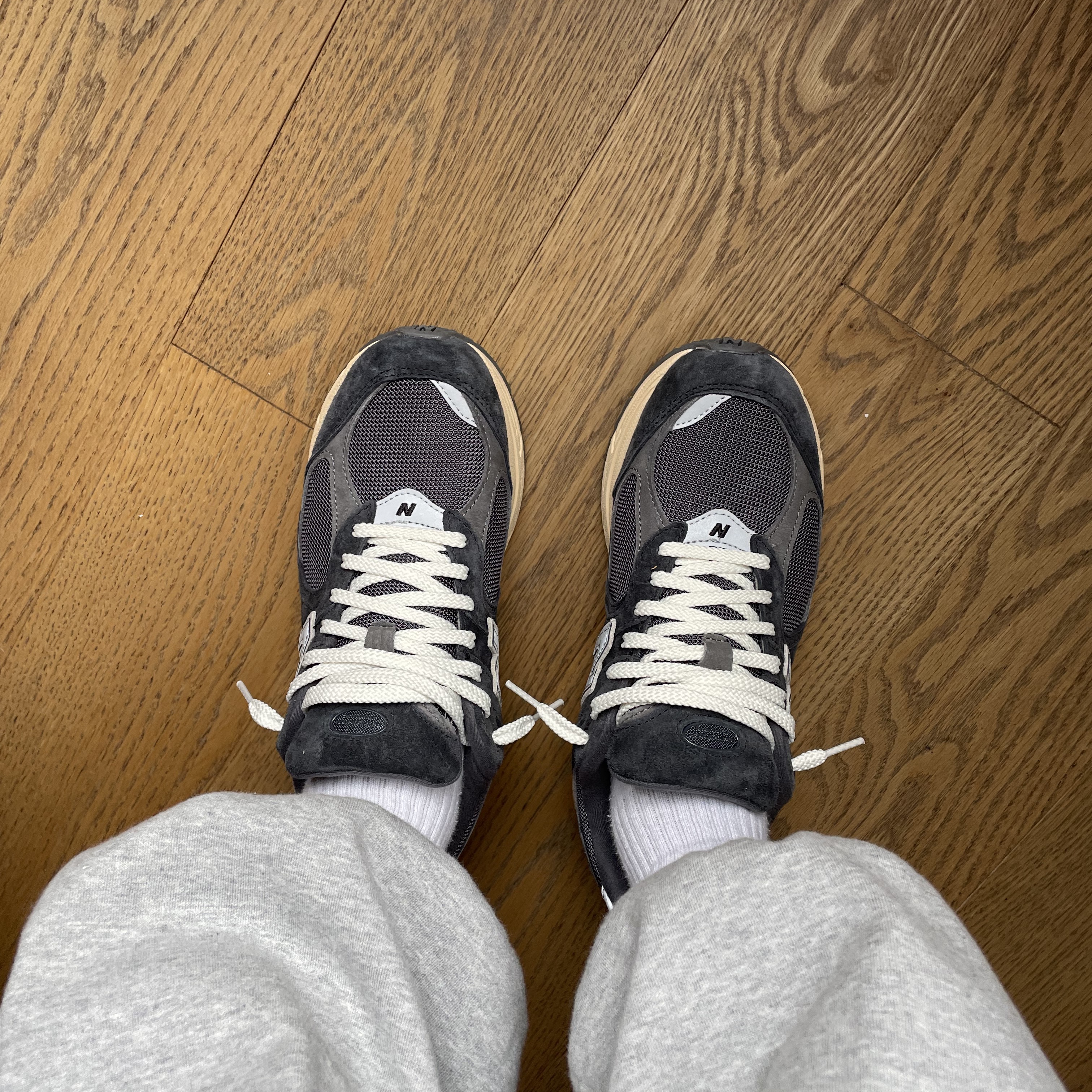 New Balance 2002R Special Vintage Black Grey 착용 스타일 - 4