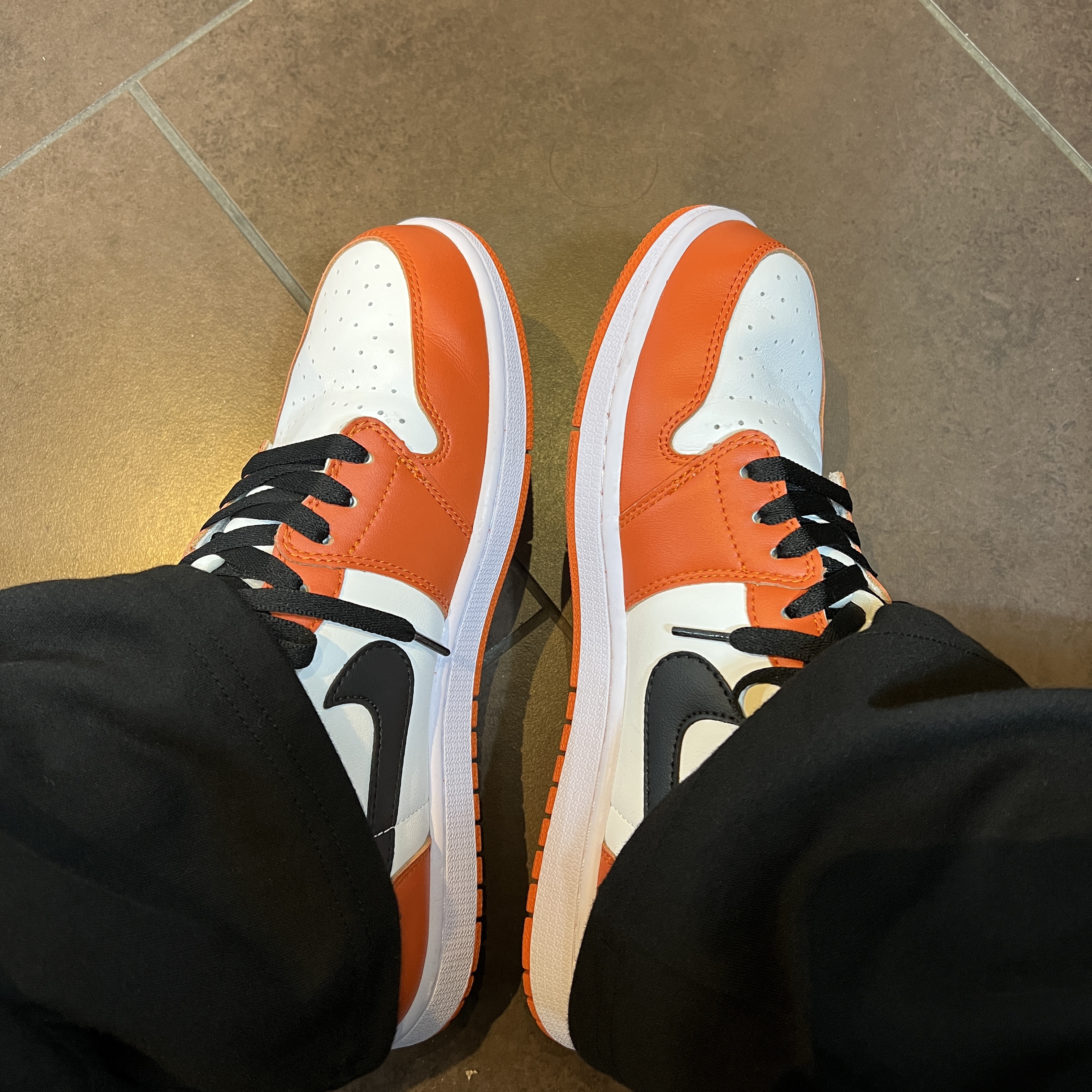 Jordan 1 Low OG Starfish ์ฐฉ์ฉ ์คํ์ผ - 2