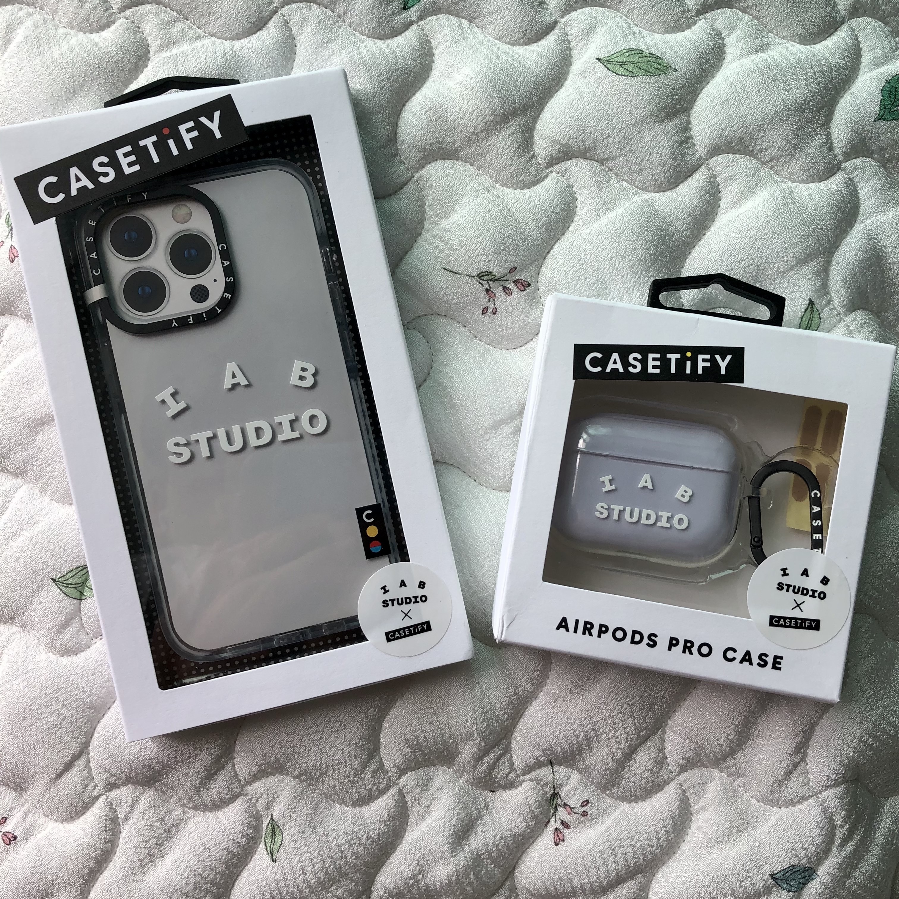Casetify x IAB Studio iPhone White Logo Impact Case Frost White, Casetify x IAB Studio Single White Logo AirPods Pro Case Clear 착용 스타일