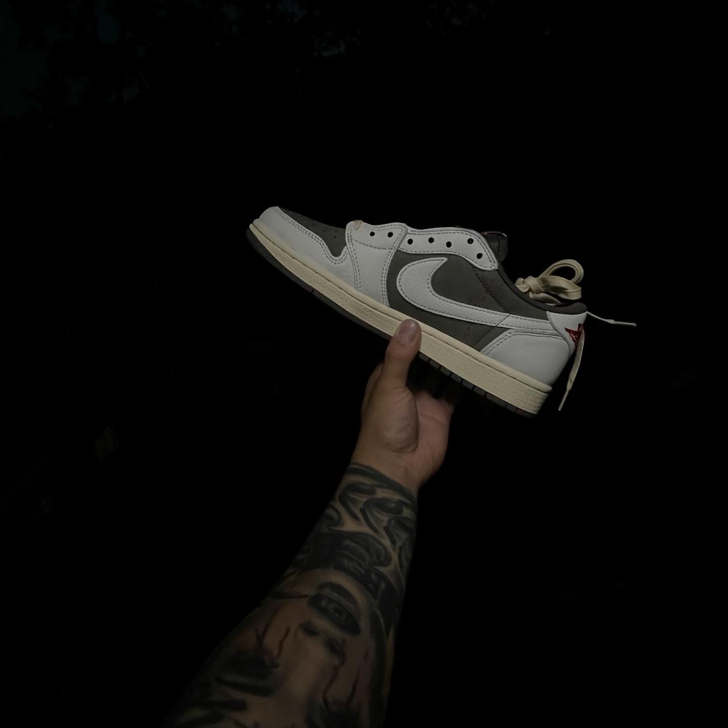 Jordan 1 x Travis Scott Retro Low OG SP Sail and Ridgerock 착용 스타일 - 2