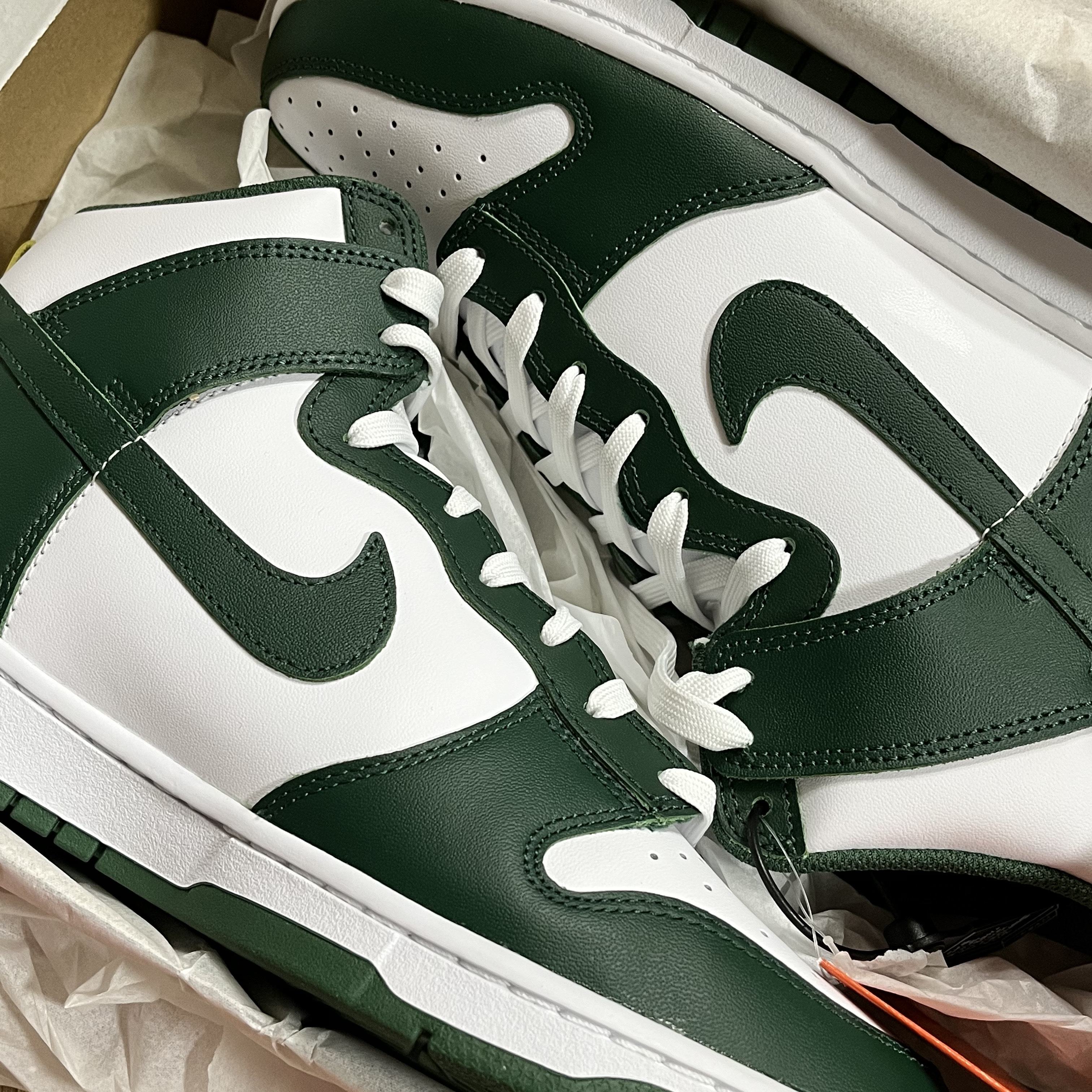 Nike Dunk High Retro Noble Green 착용 스타일 - 1