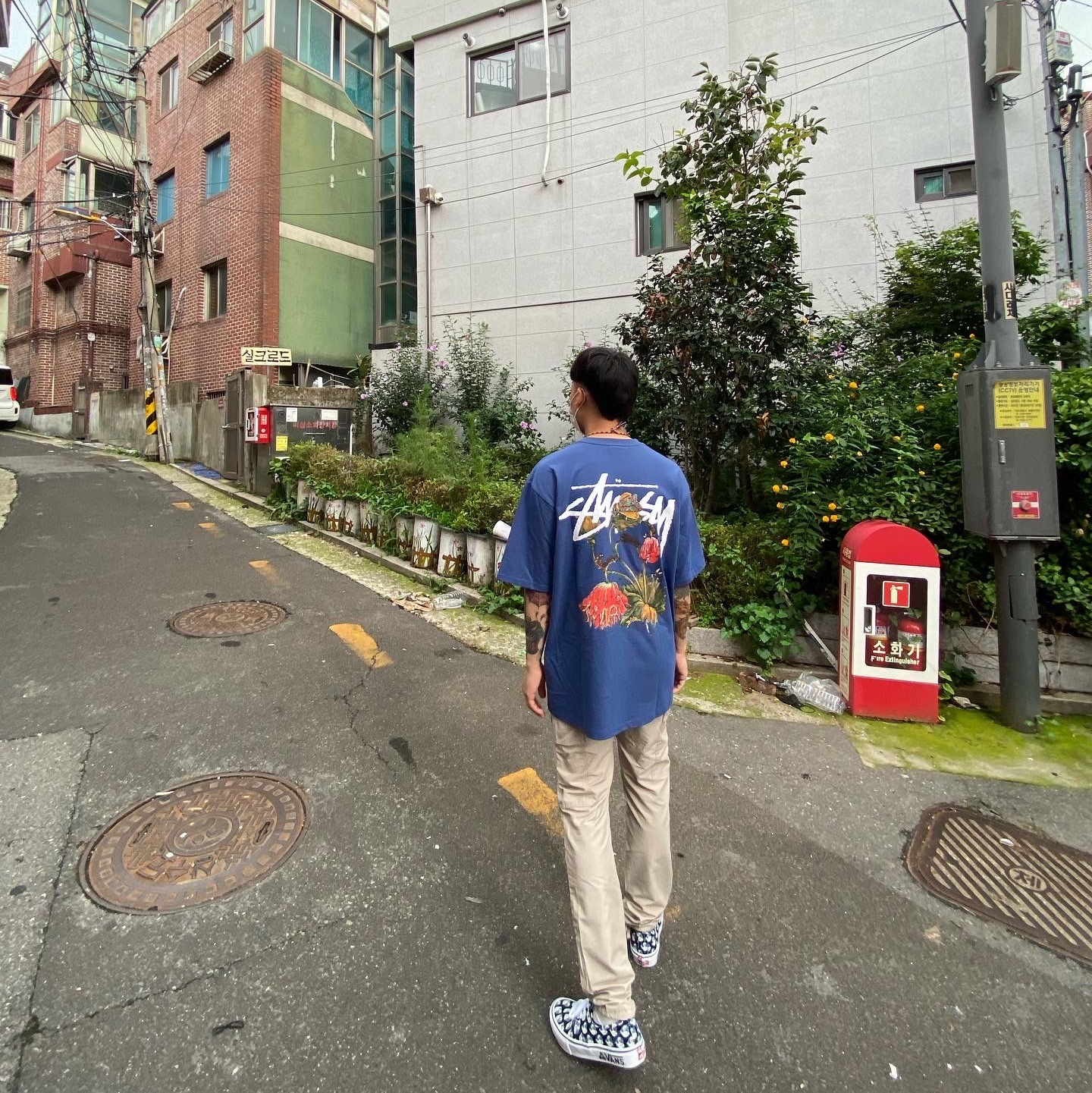 Stussy Withered Flower T-Shirt Midnight 착용 스타일 - 4