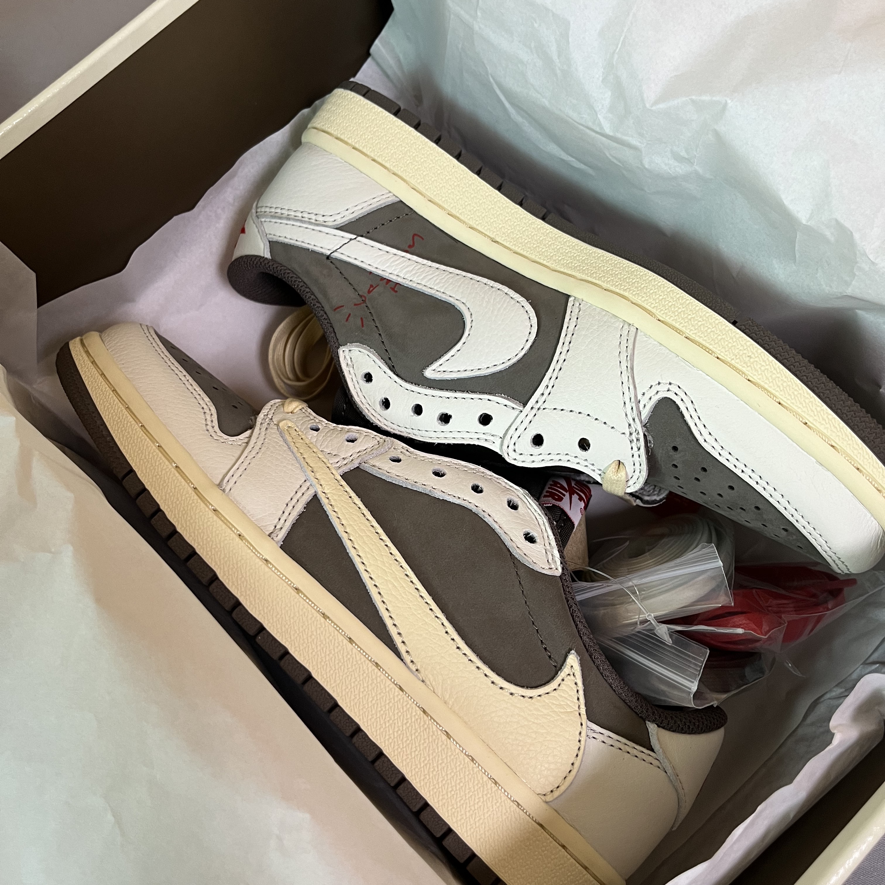 Jordan 1 x Travis Scott Retro Low OG SP Sail and Ridgerock 착용 스타일 - 1