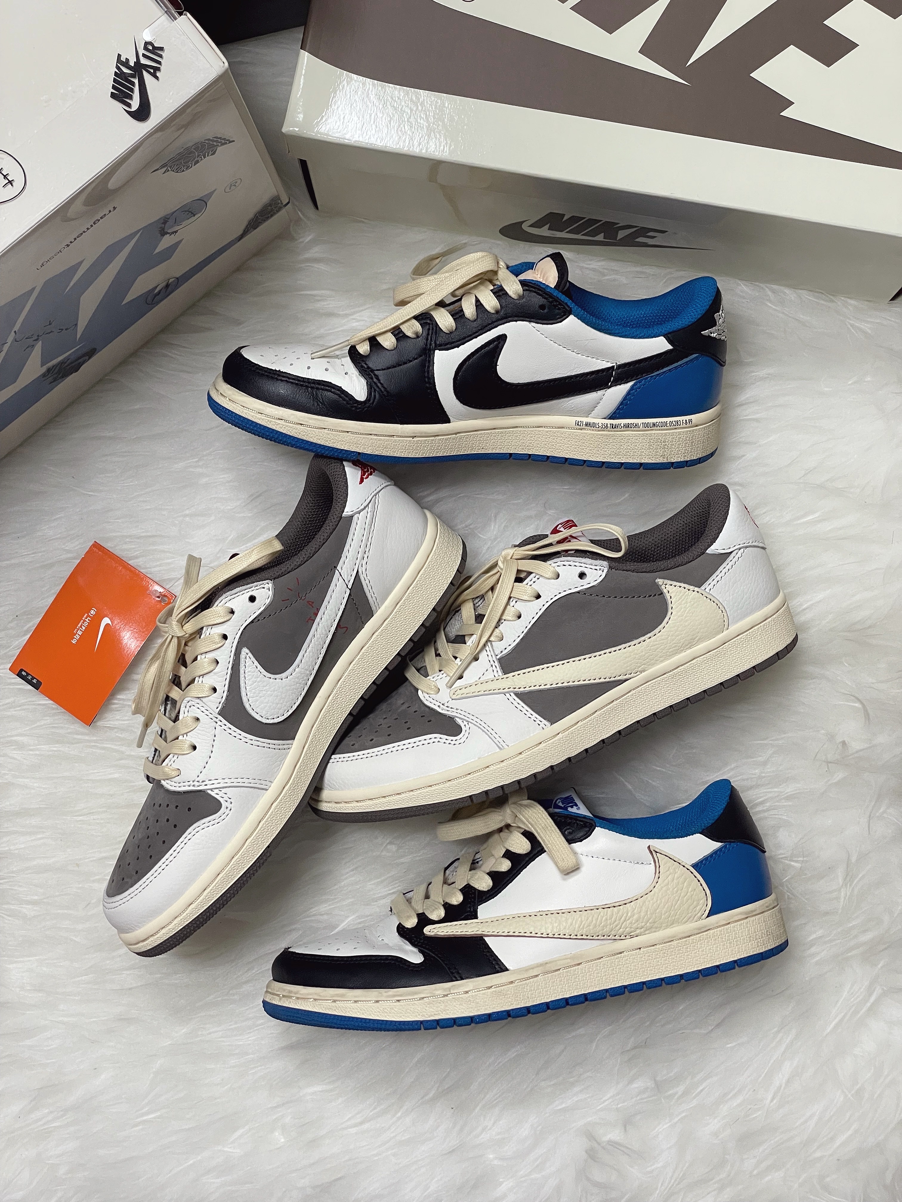 Jordan 1 x Travis Scott Retro Low OG SP Sail and Ridgerock, Jordan 1 x Travis Scott x Fragment Retro Low OG SP Military Blue 착용 스타일 - 1