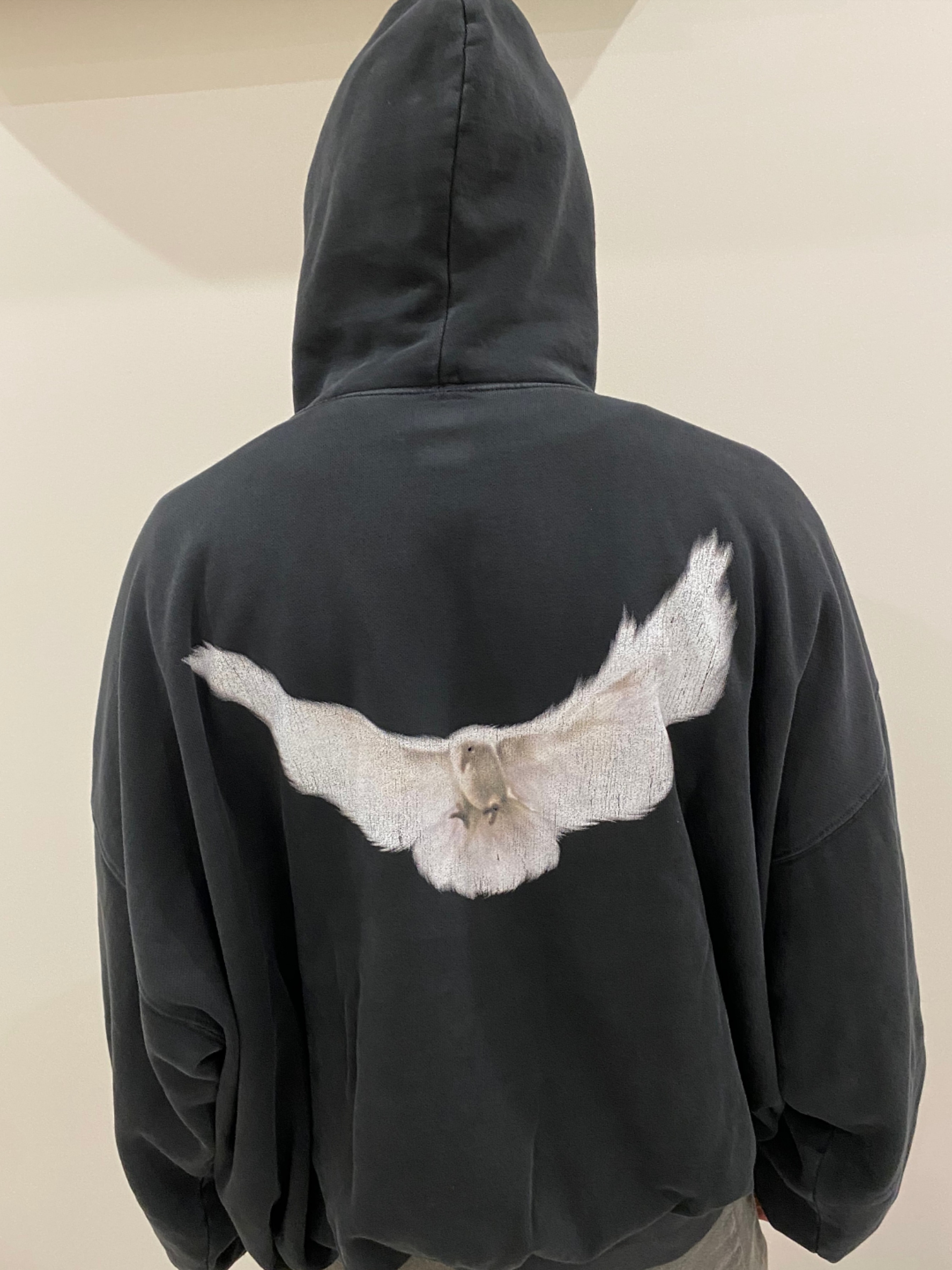 Yeezy Gap Engineered By Balenciaga Dove Hoodie Washed Black 착용 스타일 - 1