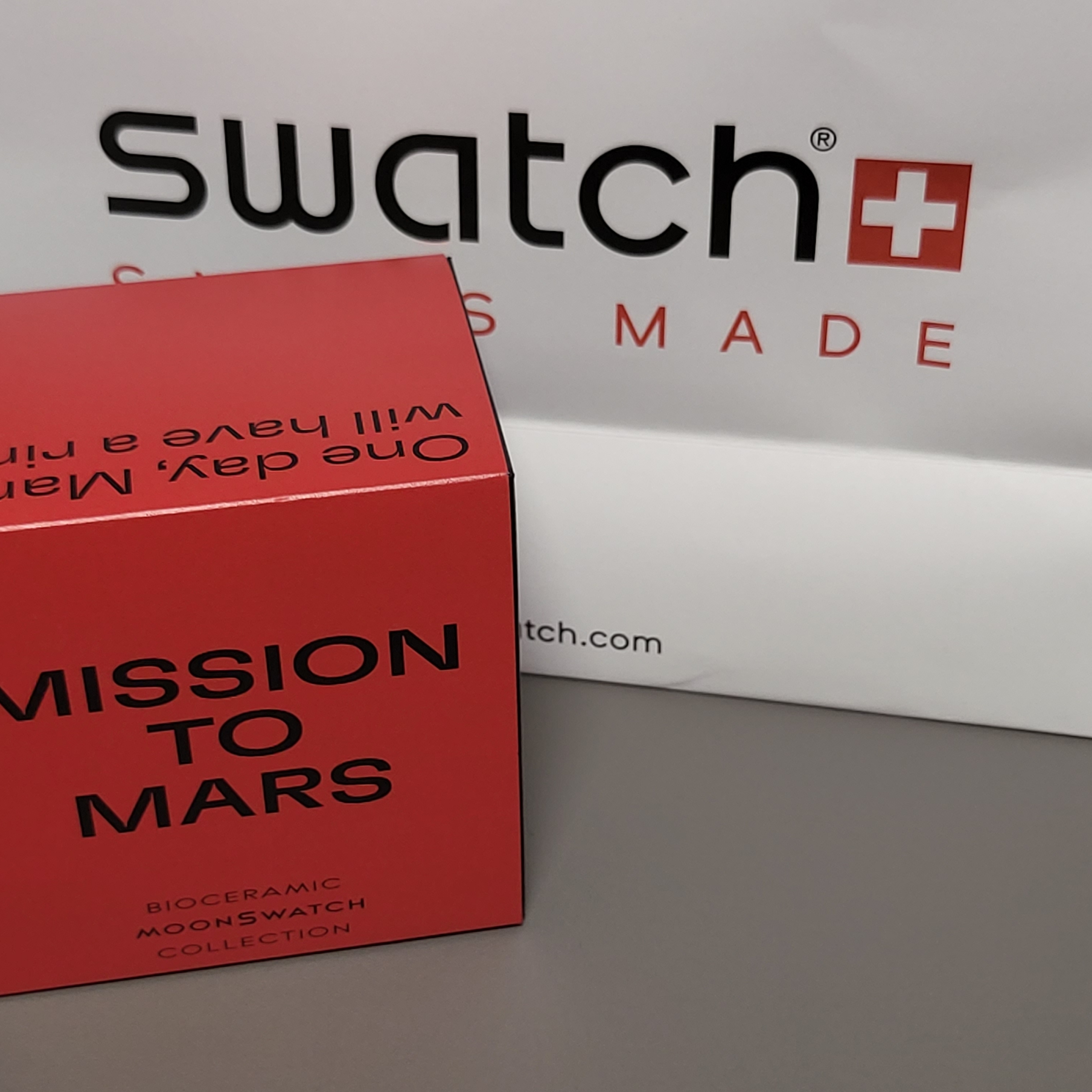 Swatch x Omega Bioceramic MoonSwatch Mission To Mars 착용 스타일 - 2