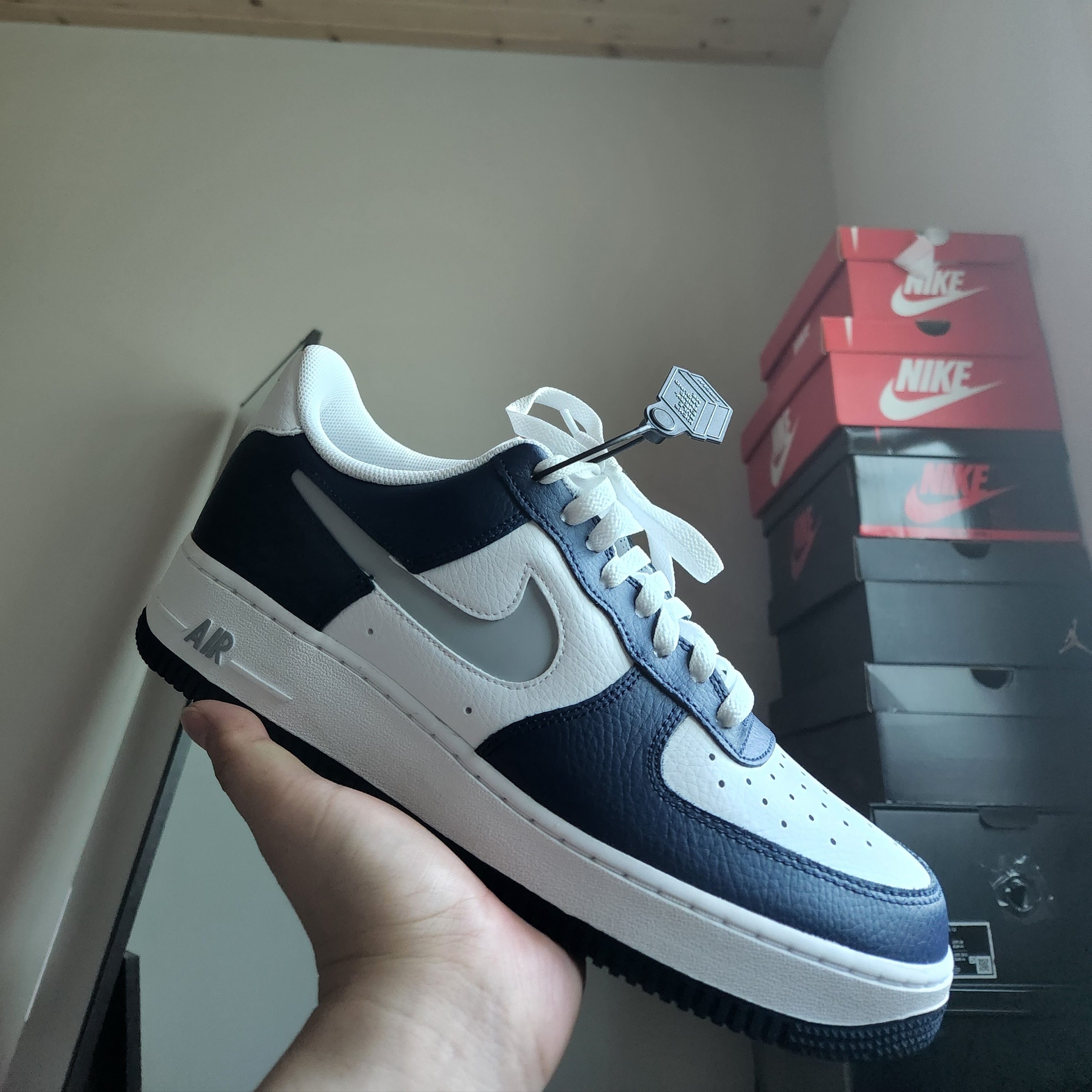 Nike Air More Uptempo Black White 2020, Nike Air Force 1 '07 Cut Out Swoosh Midnight Navy 착용 스타일 - 2
