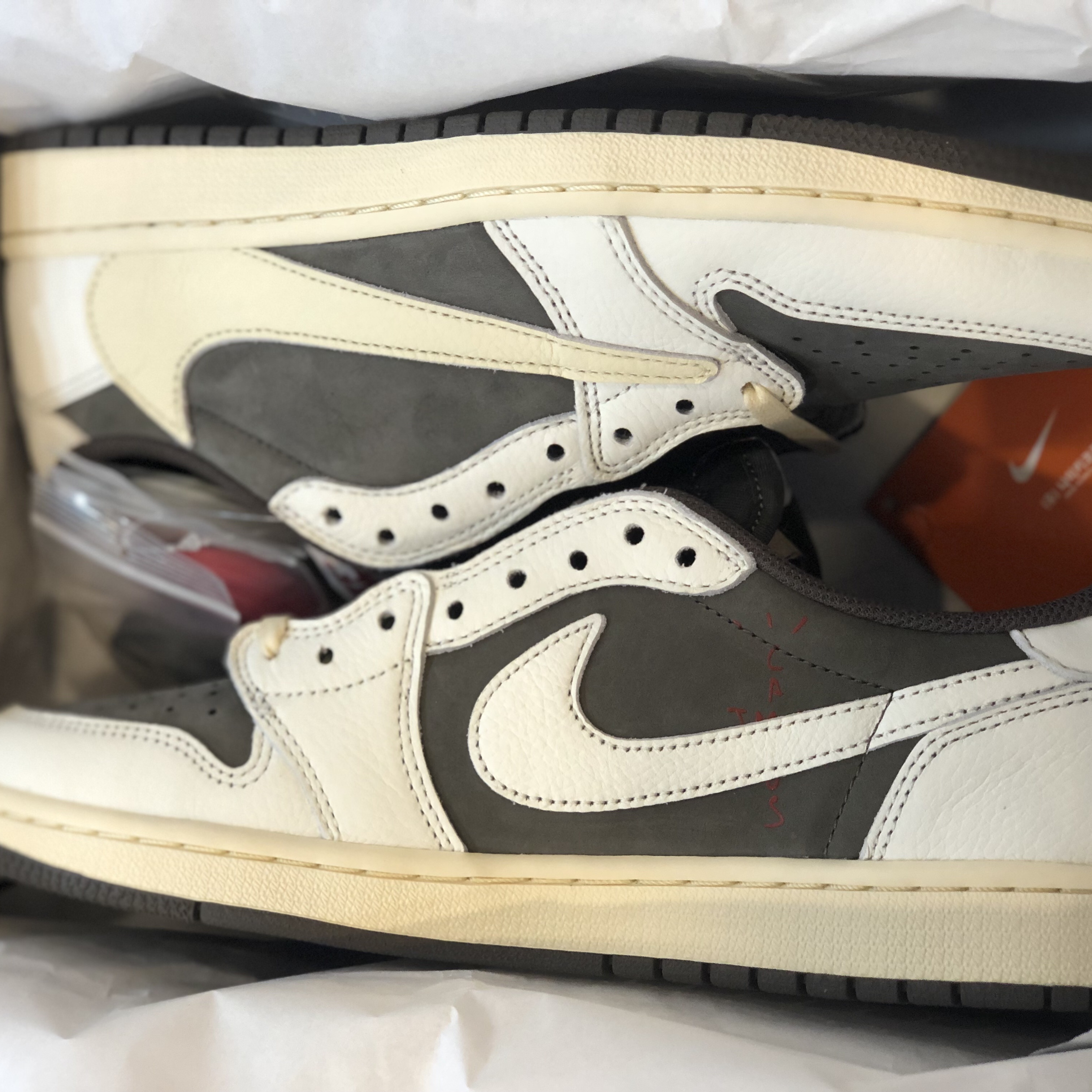 Jordan 1 x Travis Scott Retro Low OG SP Sail and Ridgerock 착용 스타일 - 2