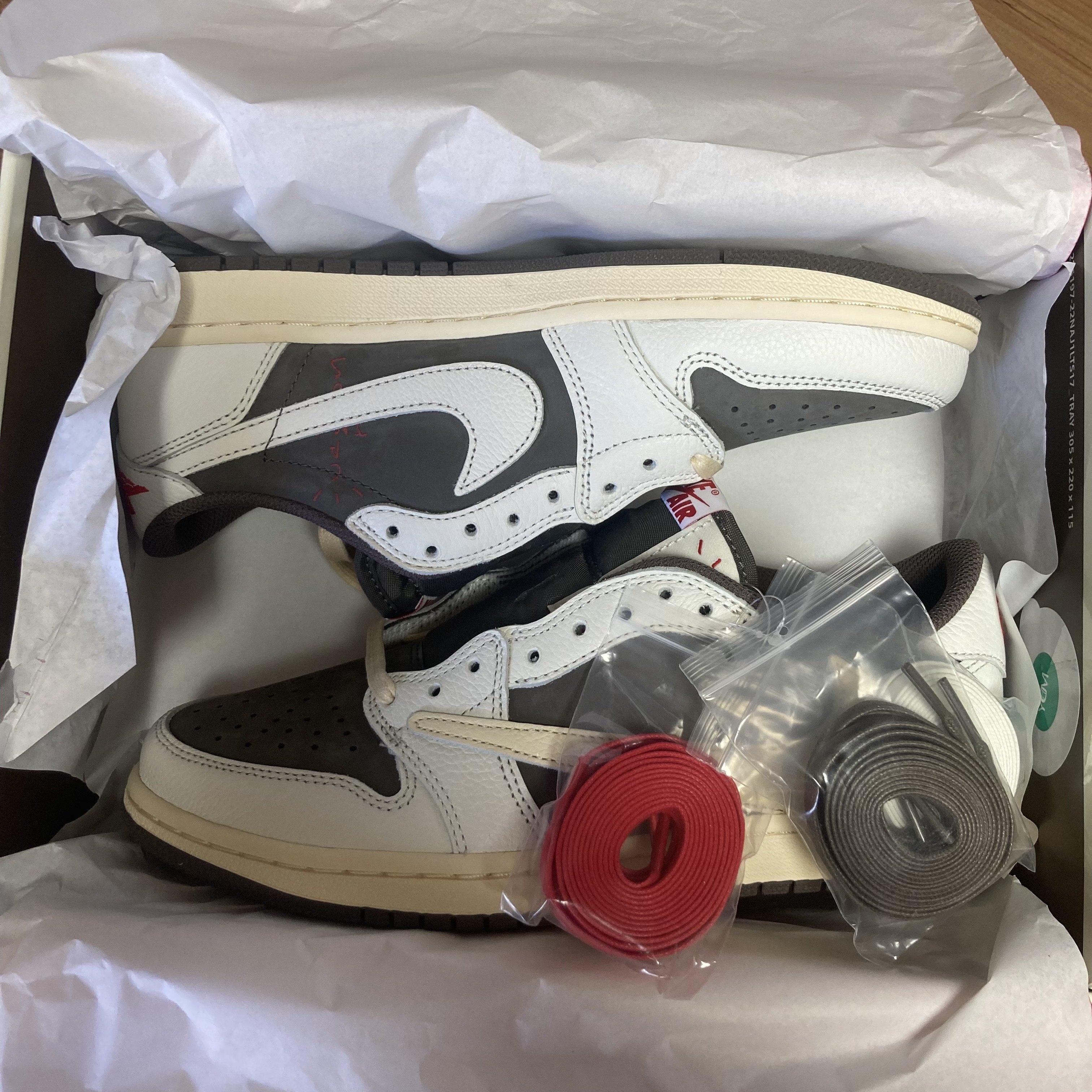Jordan 1 x Travis Scott Retro Low OG SP Sail and Ridgerock 착용 스타일