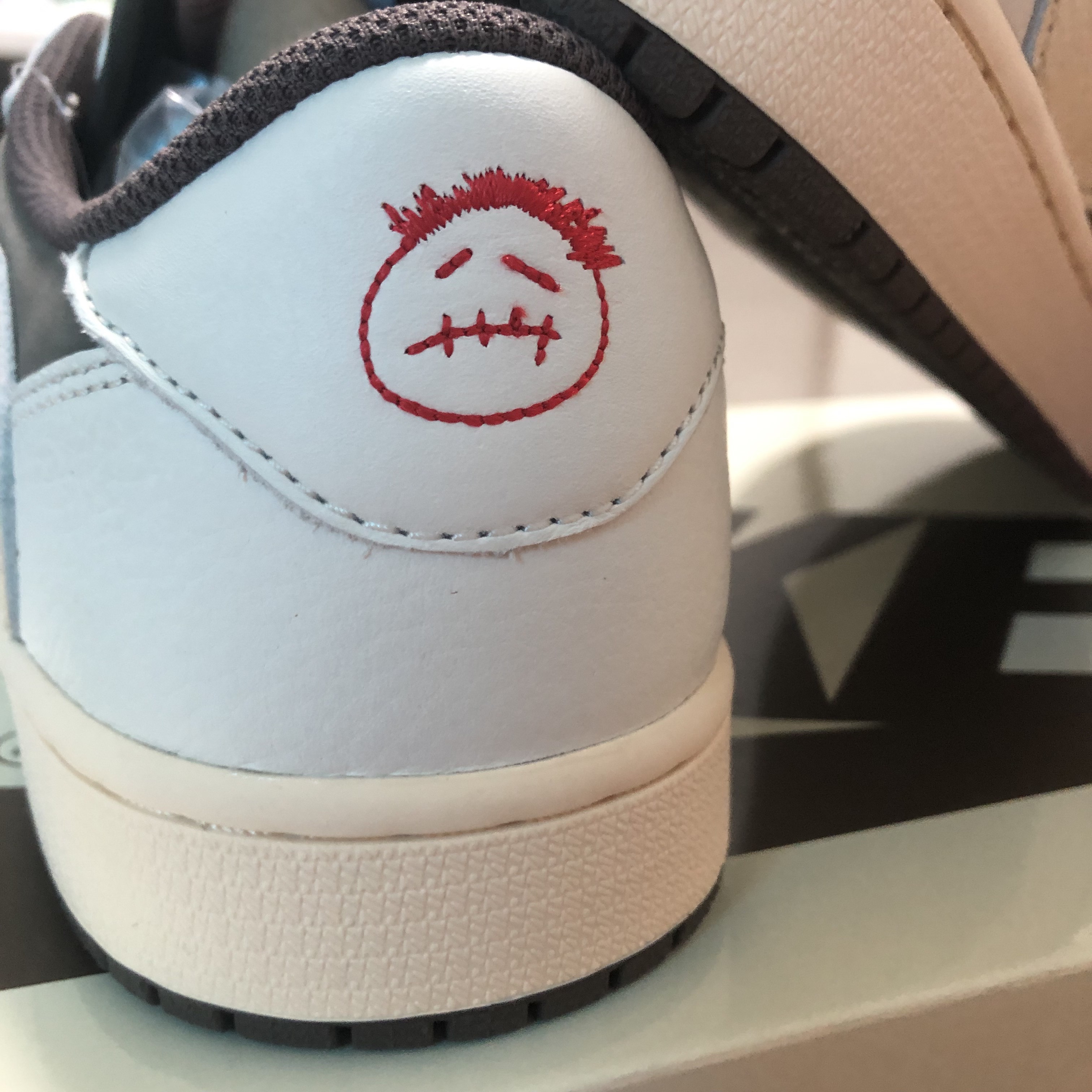 Jordan 1 x Travis Scott Retro Low OG SP Sail and Ridgerock 착용 스타일 - 3