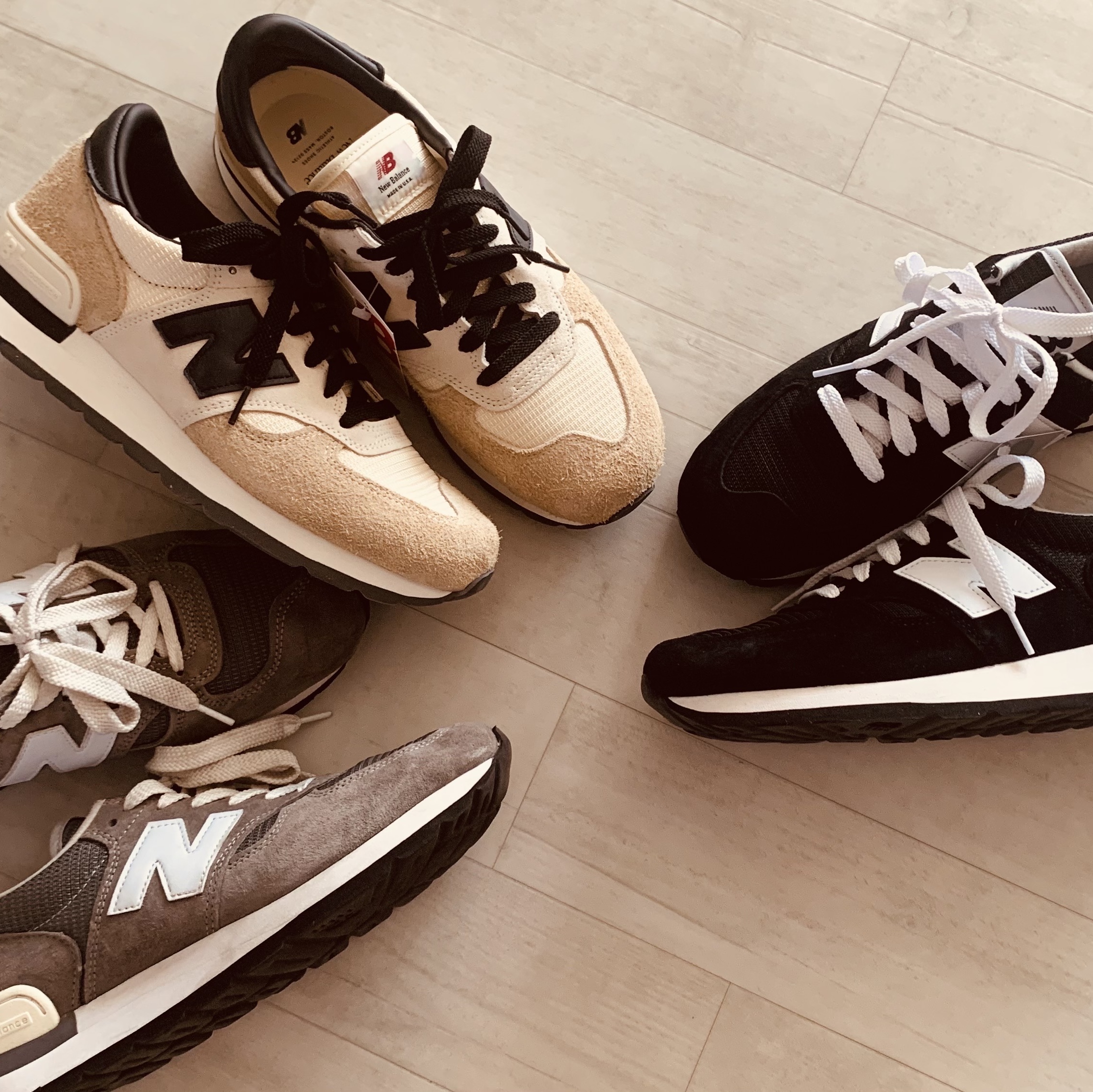 New Balance 990 Made in USA Grey, New Balance 990v1 Made in USA Incense Macadamia Nut 착용 스타일 - 1