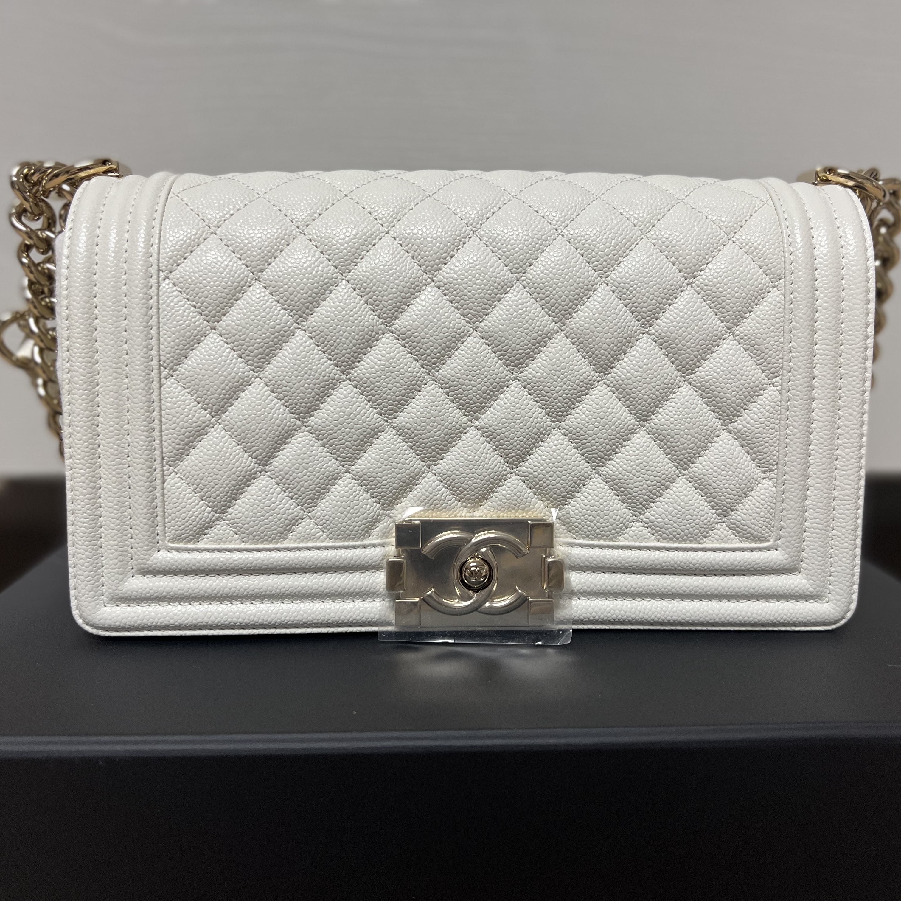 Chanel Medium Boy Chanel Handbag Grained Calfskin & Gold White 착용 스타일 - 2