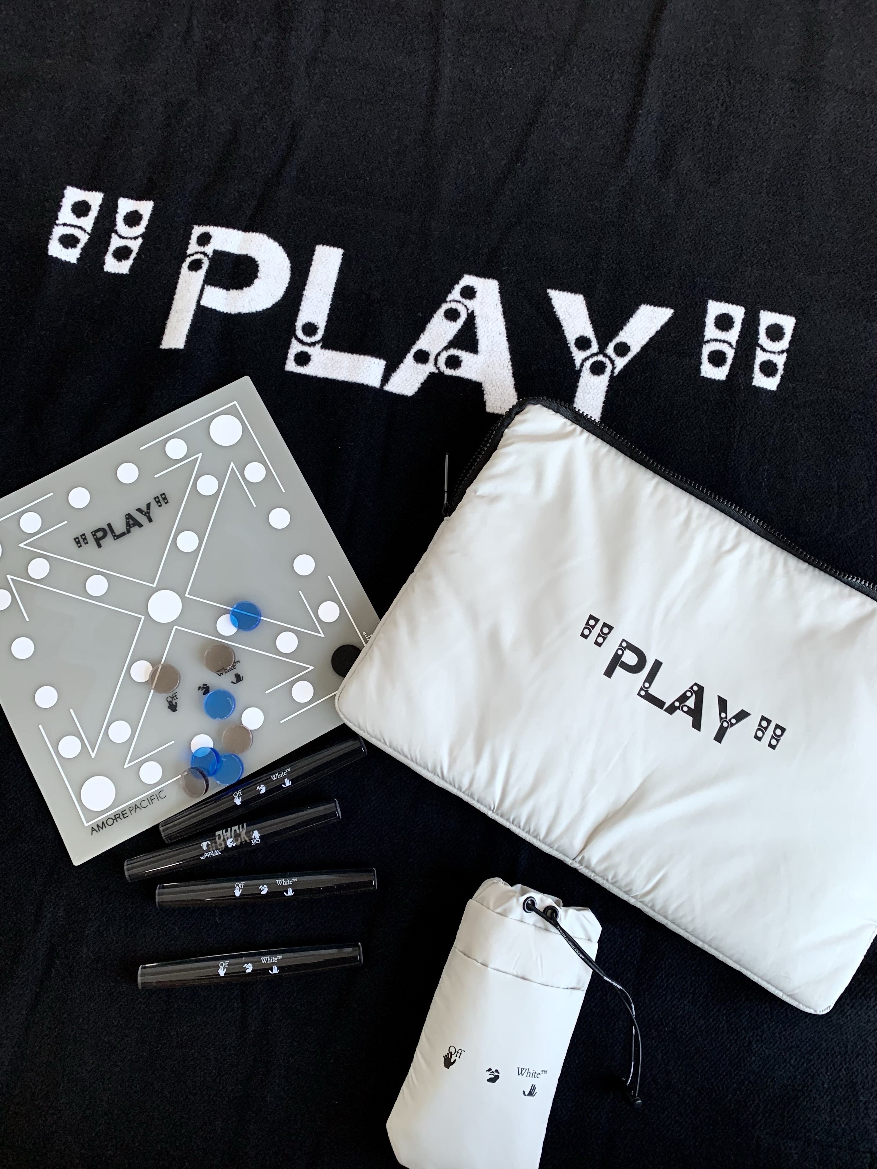 Off-White x Amore Pacific Play Kit 착용 스타일