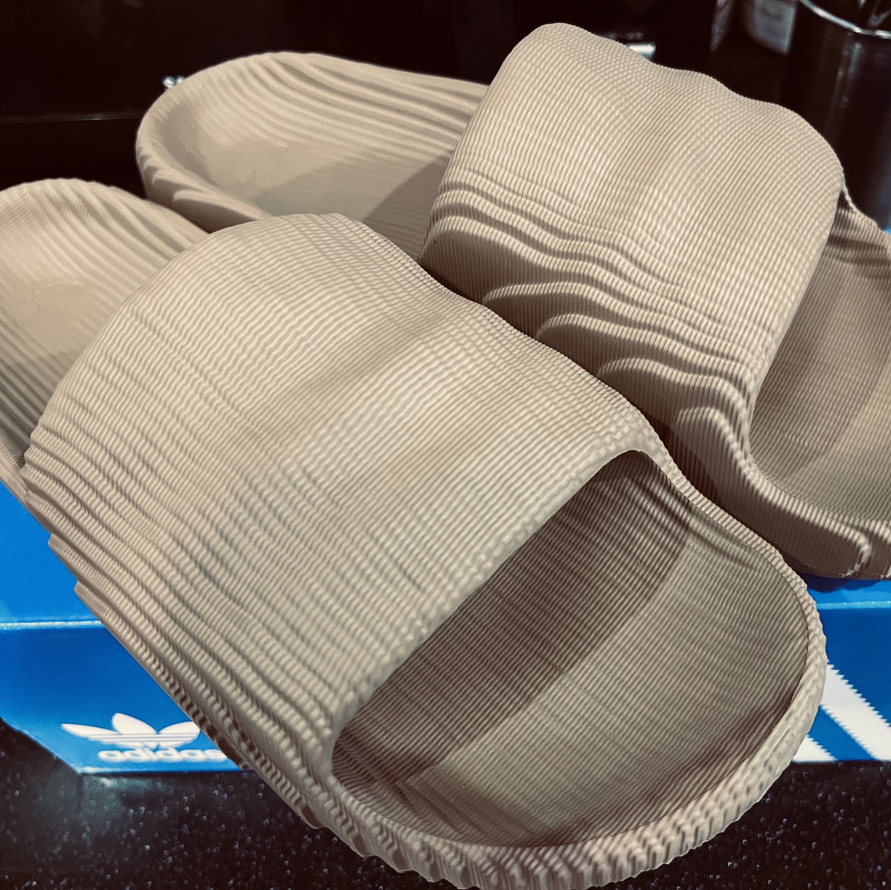 Adidas Adilette 22 Cardboard 착용 스타일