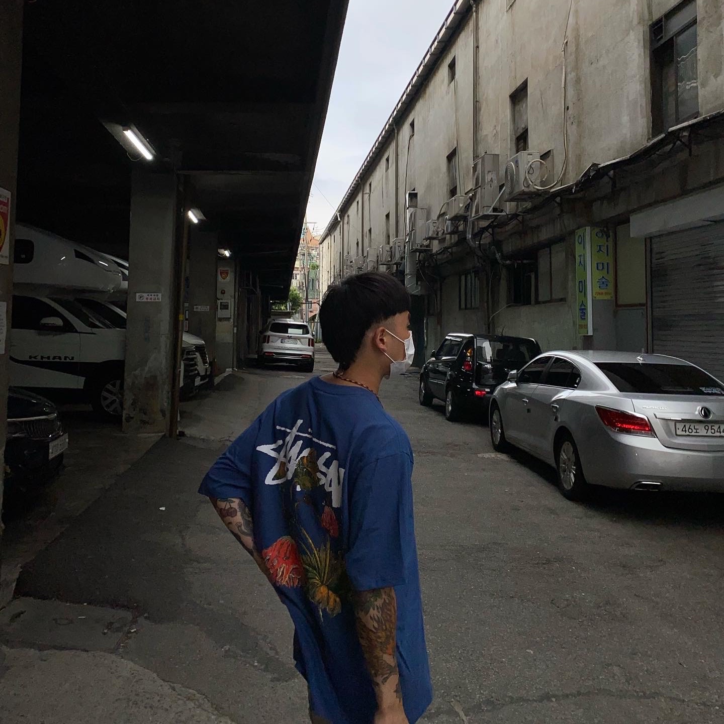 Stussy Withered Flower T-Shirt Midnight 착용 스타일 - 1