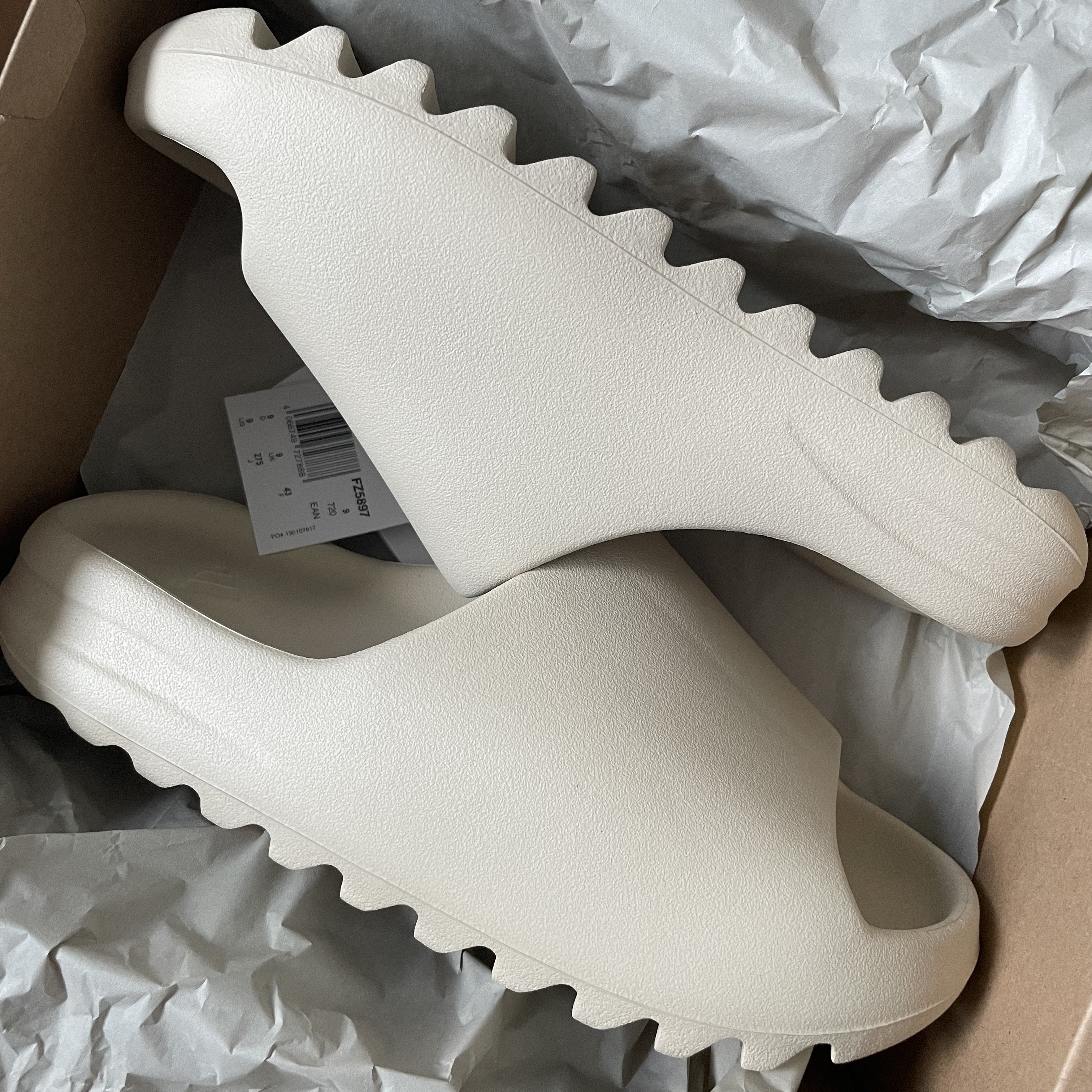 Adidas Yeezy Slide Bone 2022/2023 착용 스타일 - 2